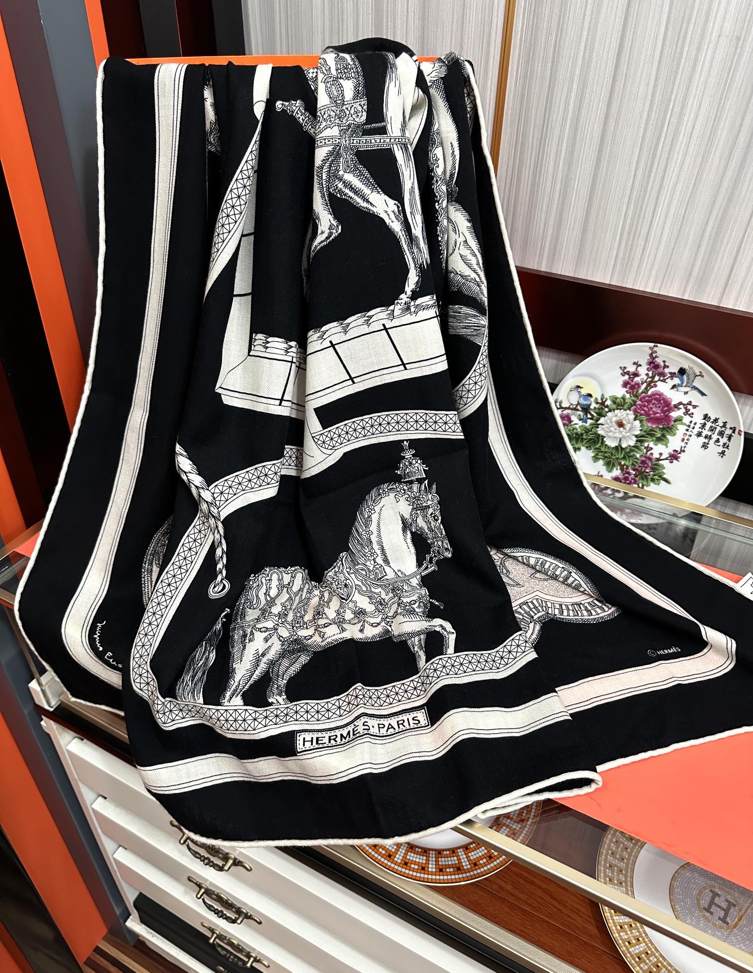 Hermès 爱马仕 2025【双面同色】ZG同步 H家买了都说 推荐 工艺超值 立体呈现图案纹路实物档次极高 特殊工艺高端研发惊艳问世 受到白富美的喜欢 无论是品质 款式 价格都令 控的她们尖叫 超高性价比 绝对值得入手 材质：30%真丝+70%山羊绒
