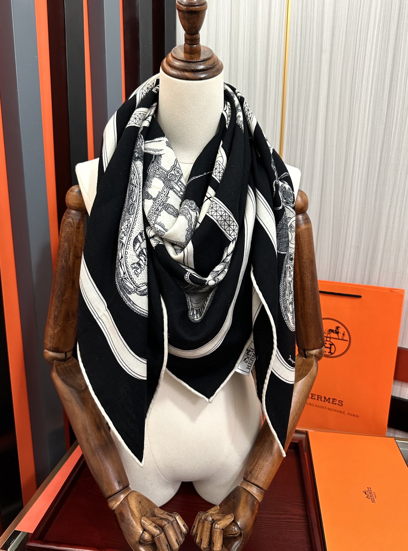 Hermès 爱马仕 2025【双面同色】ZG同步 H家买了都说 推荐 工艺超值 立体呈现图案纹路实物档次极高 特殊工艺高端研发惊艳问世 受到白富美的喜欢 无论是品质 款式 价格都令 控的她们尖叫 超高性价比 绝对值得入手 材质：30%真丝+70%山羊绒