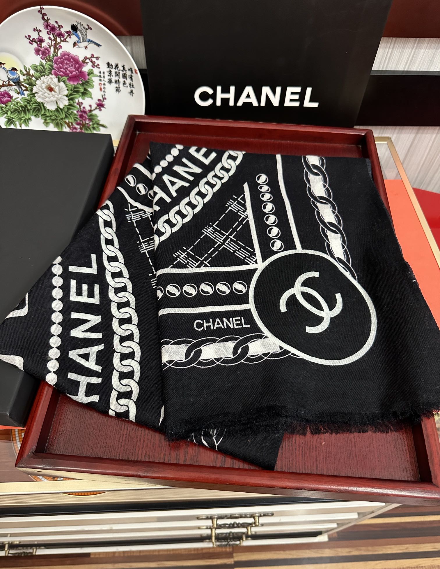 Chanel 小香 2025 最新款 真心赞 【羊绒长巾】 实物真心美 细节都可见 高端 VI 绝对值得入手 尺寸：100x200cm