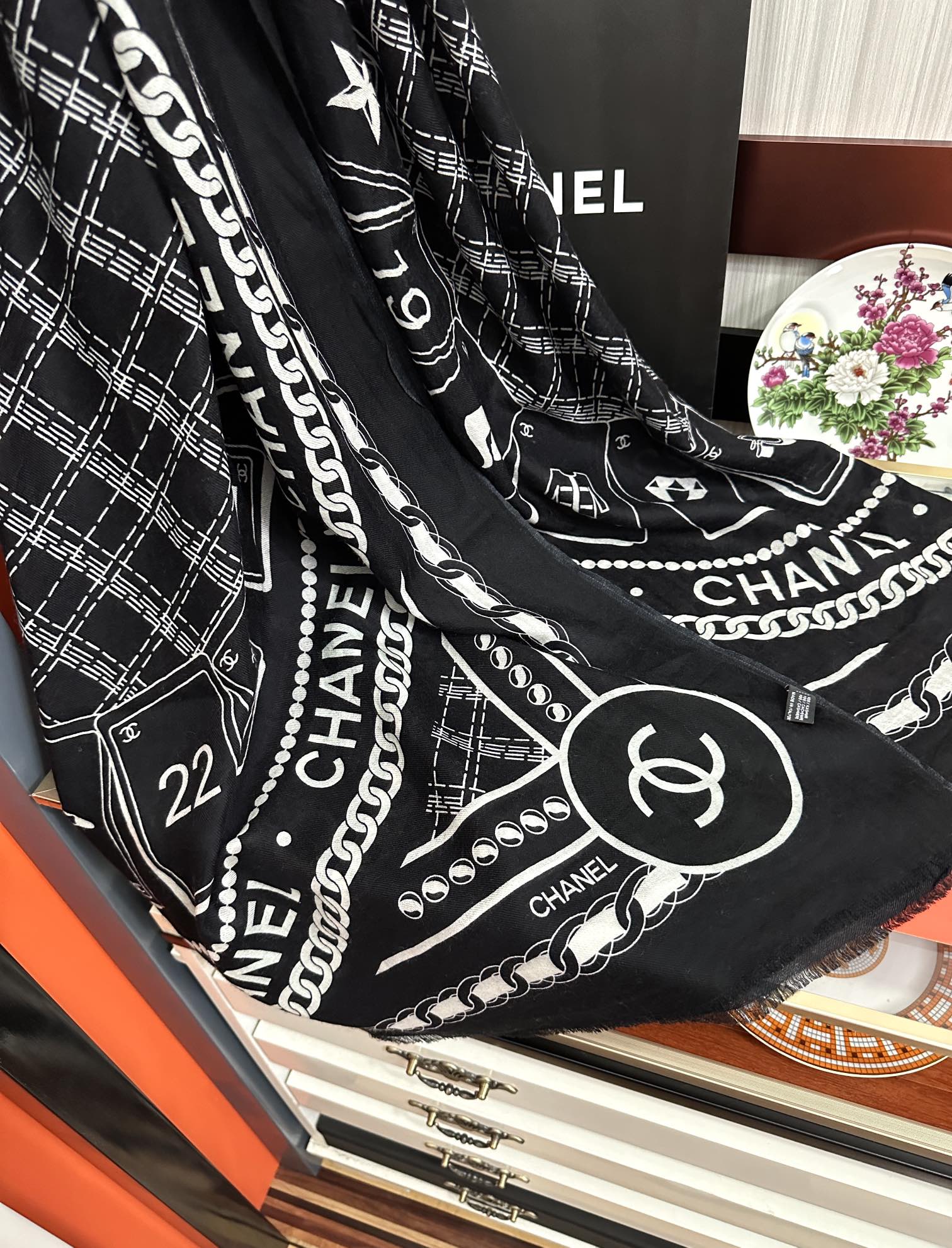 Chanel 小香 2025 最新款 真心赞 【羊绒长巾】 实物真心美 细节都可见 高端 VI 绝对值得入手 尺寸：100x200cm
