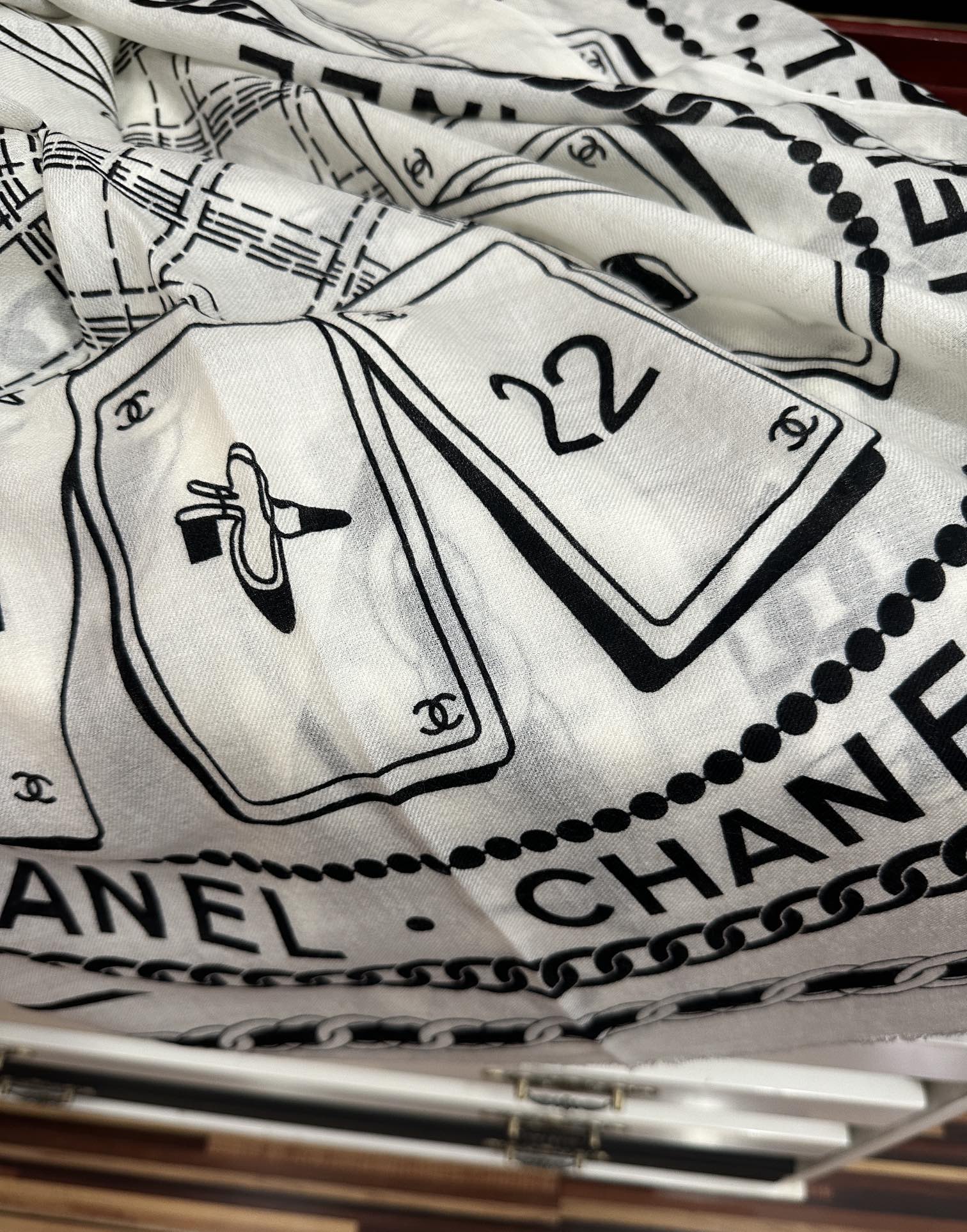 Chanel 小香 2025 最新款 真心赞 【羊绒长巾】 实物真心美 细节都可见 高端 VI 绝对值得入手 尺寸：100x200cm