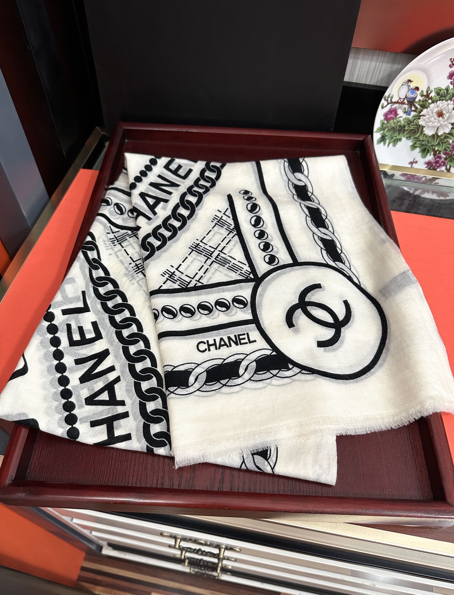 Chanel 小香 2025 最新款 真心赞 【羊绒长巾】 实物真心美 细节都可见 高端 VI 绝对值得入手 尺寸：100x200cm
