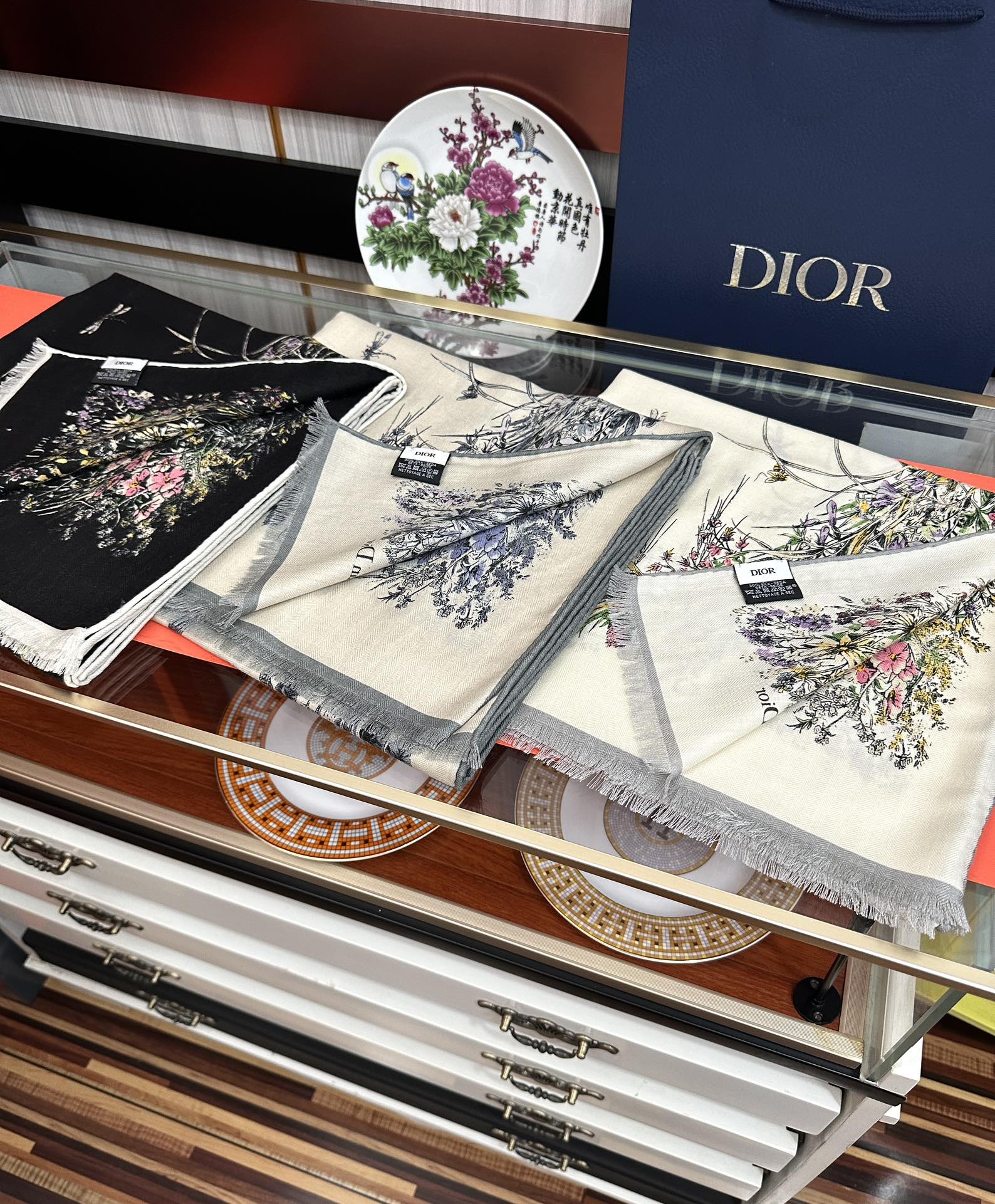 Dior 迪奥 2050【双面同色】太美了 下手一定要快 四季都可以用 真心美的让人非常非上身效果简直美翻了 品质非常完美 整个围巾给人气场的同时又非常 秀丽 绝对值得入手的新款 实物一拿到就会庆幸自己是女人的绝美好货 尺寸：65x185