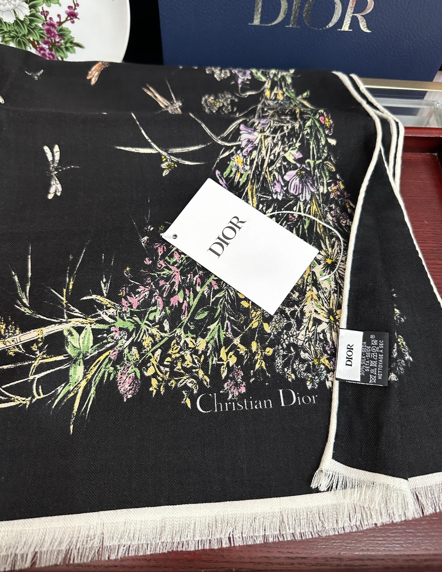 Dior 迪奥 2050【双面同色】太美了 下手一定要快 四季都可以用 真心美的让人非常非上身效果简直美翻了 品质非常完美 整个围巾给人气场的同时又非常 秀丽 绝对值得入手的新款 实物一拿到就会庆幸自己是女人的绝美好货 尺寸：65x185