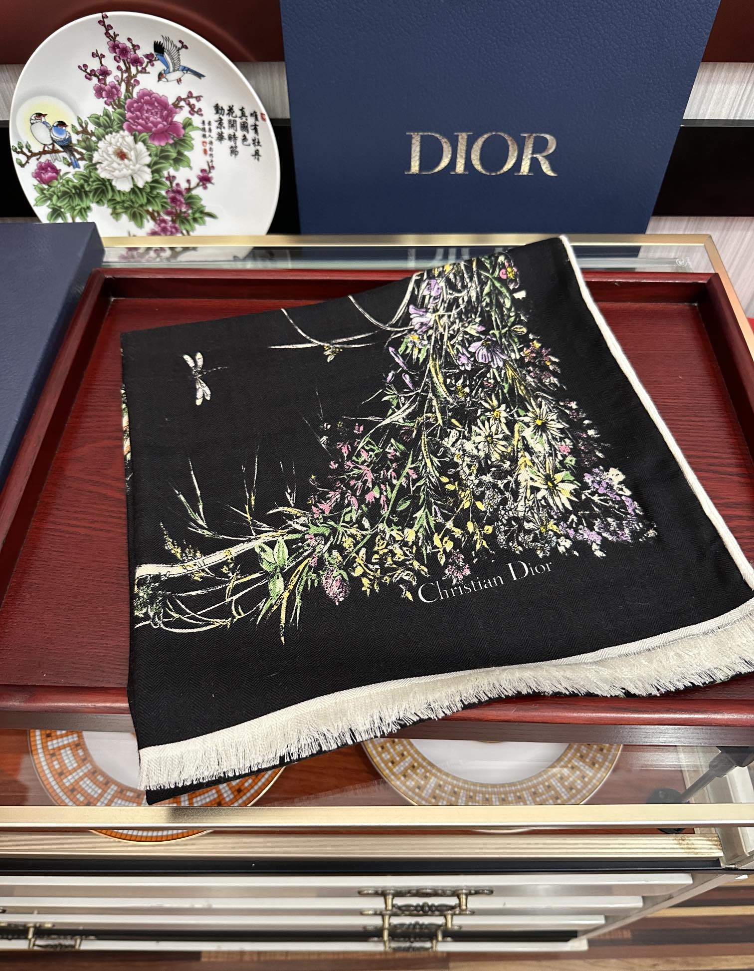 Dior 迪奥 2050【双面同色】太美了 下手一定要快 四季都可以用 真心美的让人非常非上身效果简直美翻了 品质非常完美 整个围巾给人气场的同时又非常 秀丽 绝对值得入手的新款 实物一拿到就会庆幸自己是女人的绝美好货 尺寸：65x185