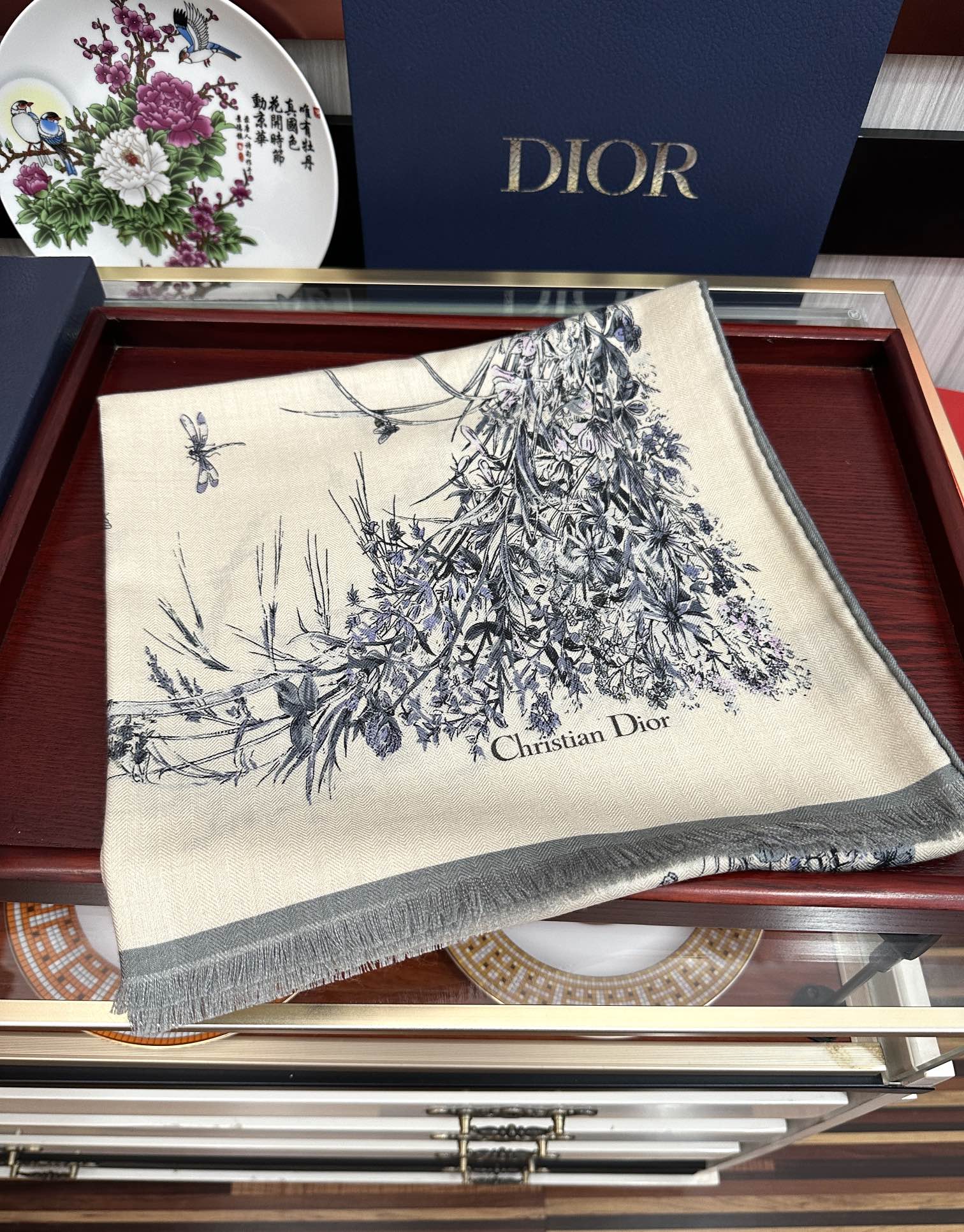 Dior 迪奥 2050【双面同色】太美了 下手一定要快 四季都可以用 真心美的让人非常非上身效果简直美翻了 品质非常完美 整个围巾给人气场的同时又非常 秀丽 绝对值得入手的新款 实物一拿到就会庆幸自己是女人的绝美好货 尺寸：65x185