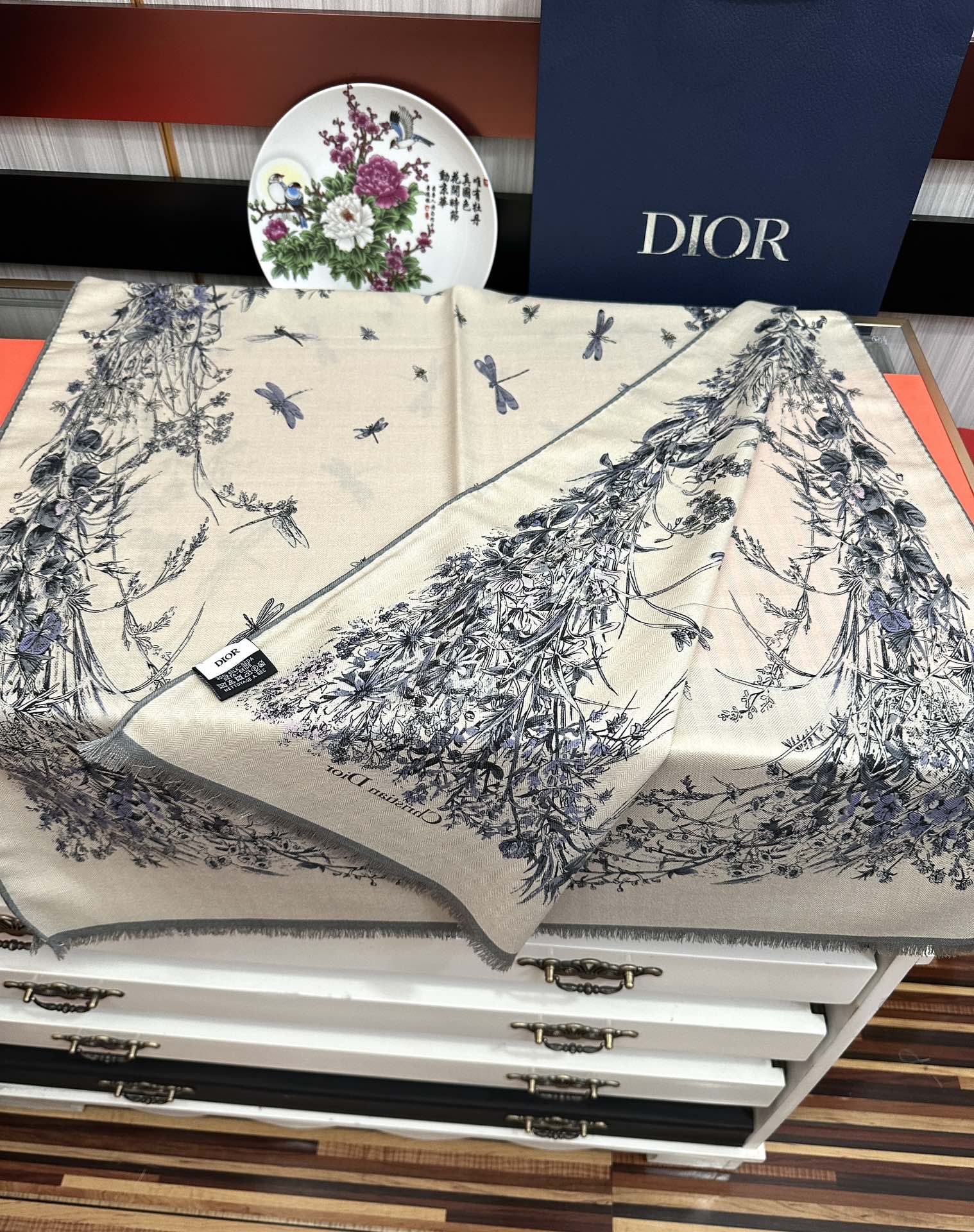 Dior 迪奥 2050【双面同色】太美了 下手一定要快 四季都可以用 真心美的让人非常非上身效果简直美翻了 品质非常完美 整个围巾给人气场的同时又非常 秀丽 绝对值得入手的新款 实物一拿到就会庆幸自己是女人的绝美好货 尺寸：65x185
