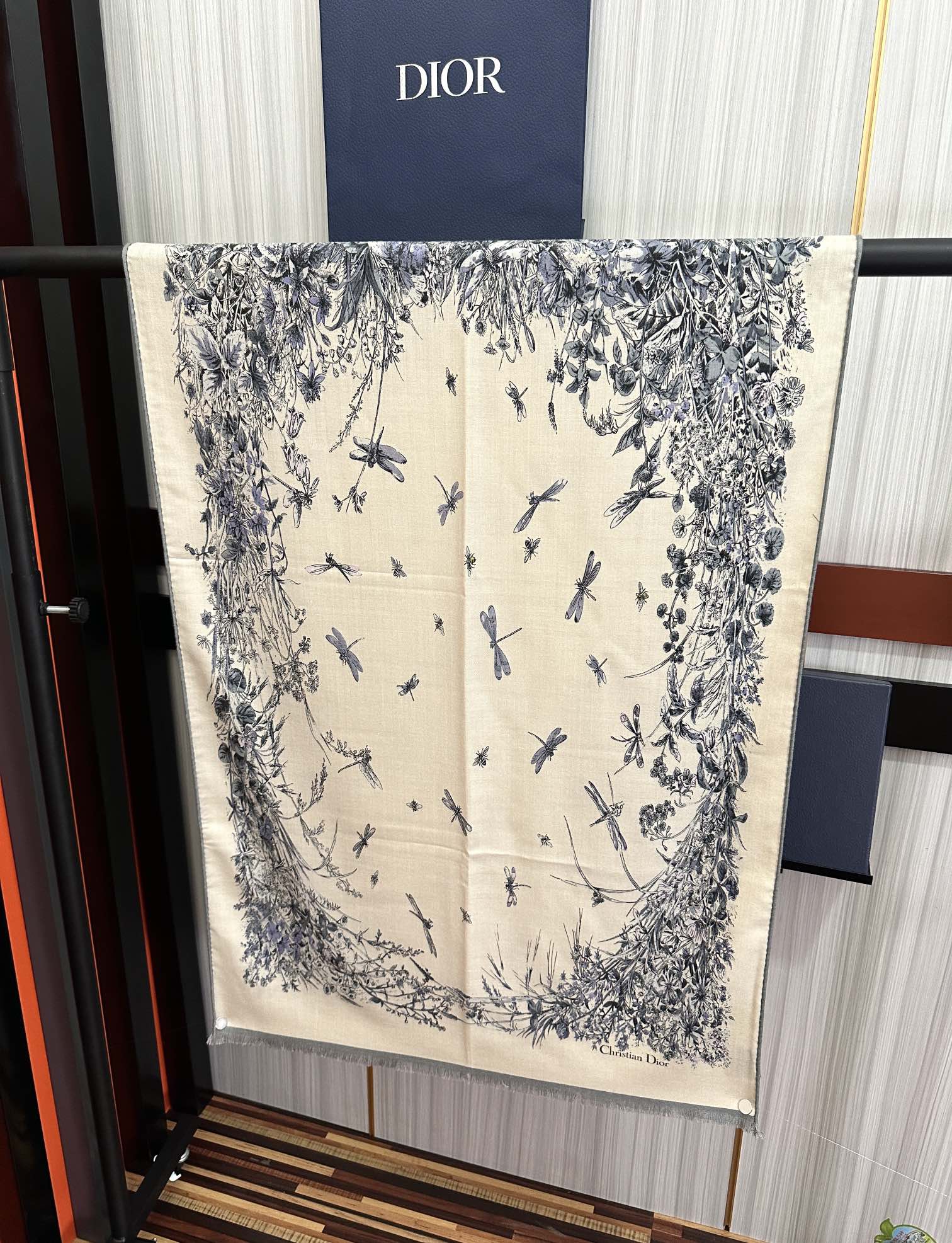 Dior 迪奥 2050【双面同色】太美了 下手一定要快 四季都可以用 真心美的让人非常非上身效果简直美翻了 品质非常完美 整个围巾给人气场的同时又非常 秀丽 绝对值得入手的新款 实物一拿到就会庆幸自己是女人的绝美好货 尺寸：65x185