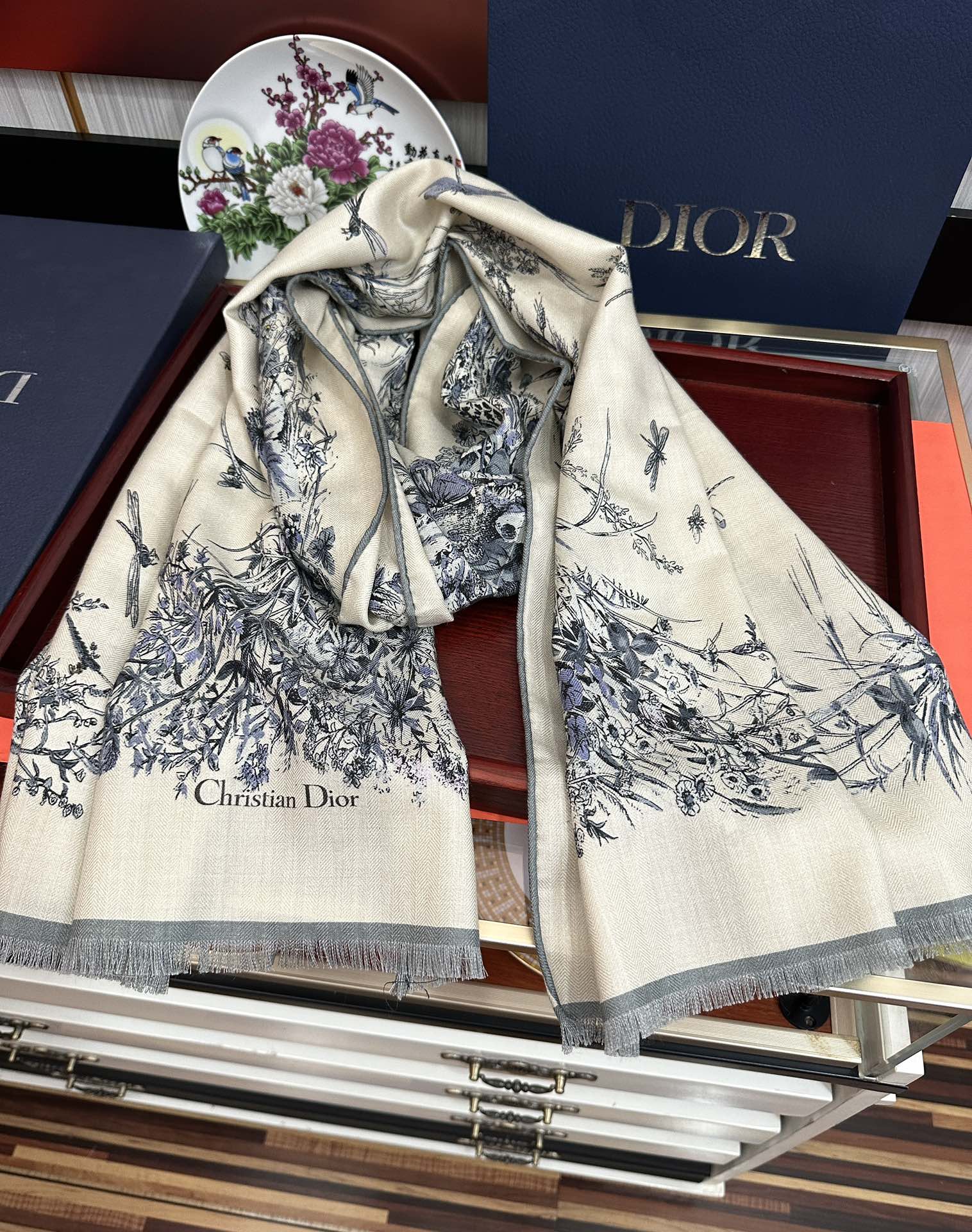 Dior 迪奥 2050【双面同色】太美了 下手一定要快 四季都可以用 真心美的让人非常非上身效果简直美翻了 品质非常完美 整个围巾给人气场的同时又非常 秀丽 绝对值得入手的新款 实物一拿到就会庆幸自己是女人的绝美好货 尺寸：65x185