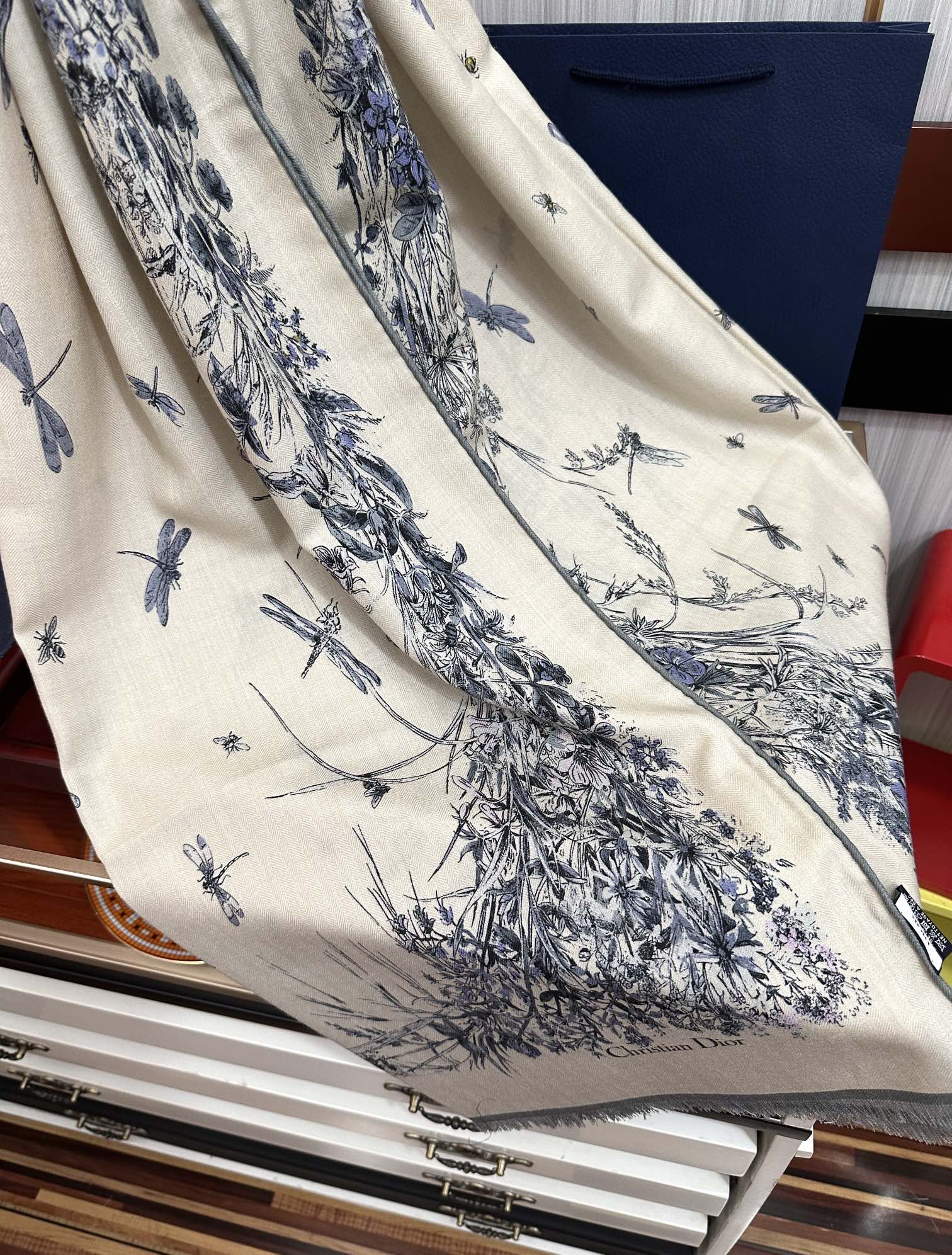 Dior 迪奥 2050【双面同色】太美了 下手一定要快 四季都可以用 真心美的让人非常非上身效果简直美翻了 品质非常完美 整个围巾给人气场的同时又非常 秀丽 绝对值得入手的新款 实物一拿到就会庆幸自己是女人的绝美好货 尺寸：65x185