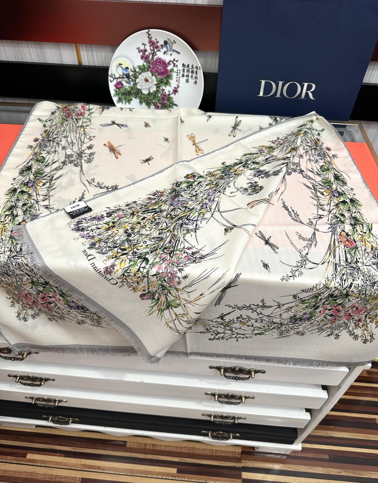 Dior 迪奥 2050【双面同色】太美了 下手一定要快 四季都可以用 真心美的让人非常非上身效果简直美翻了 品质非常完美 整个围巾给人气场的同时又非常 秀丽 绝对值得入手的新款 实物一拿到就会庆幸自己是女人的绝美好货 尺寸：65x185