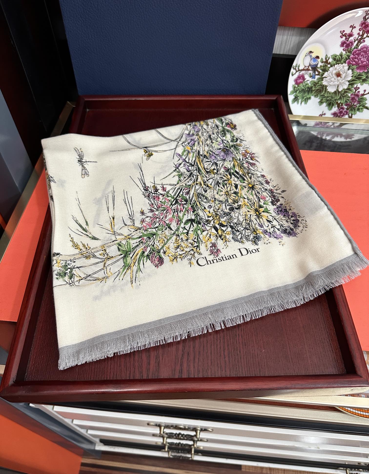 Dior 迪奥 2050【双面同色】太美了 下手一定要快 四季都可以用 真心美的让人非常非上身效果简直美翻了 品质非常完美 整个围巾给人气场的同时又非常 秀丽 绝对值得入手的新款 实物一拿到就会庆幸自己是女人的绝美好货 尺寸：65x185