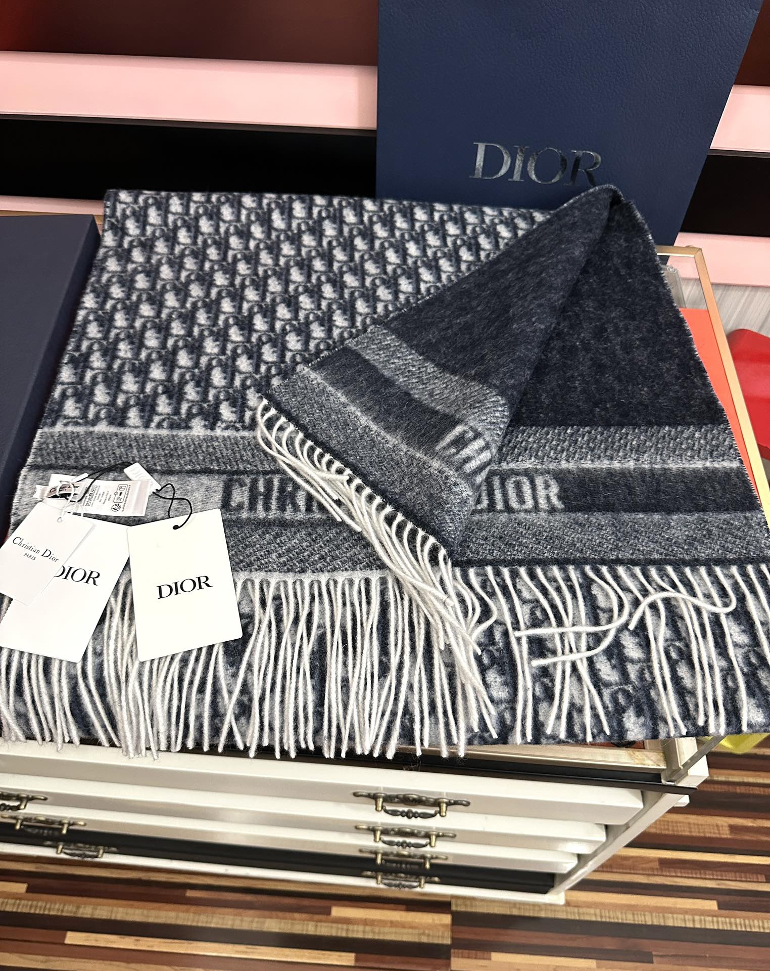 Dior 高版本 好质量（迪奥）最新款 · 这款 Oblique 印花围巾重新诠释 Dior 标识 彰显现代精神 采用海军蓝色山羊绒精心制作