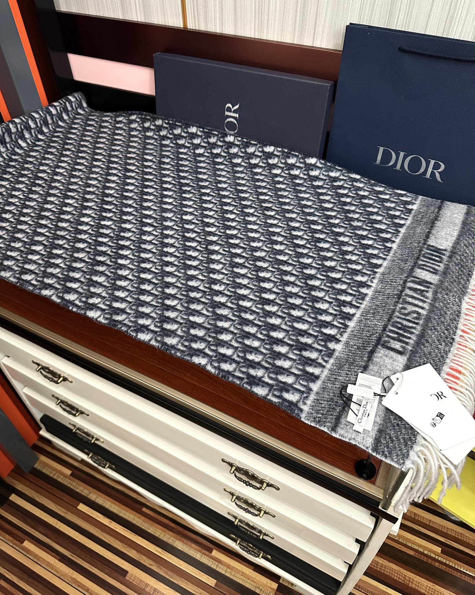 Dior 高版本 好质量（迪奥）最新款 · 这款 Oblique 印花围巾重新诠释 Dior 标识 彰显现代精神 采用海军蓝色山羊绒精心制作