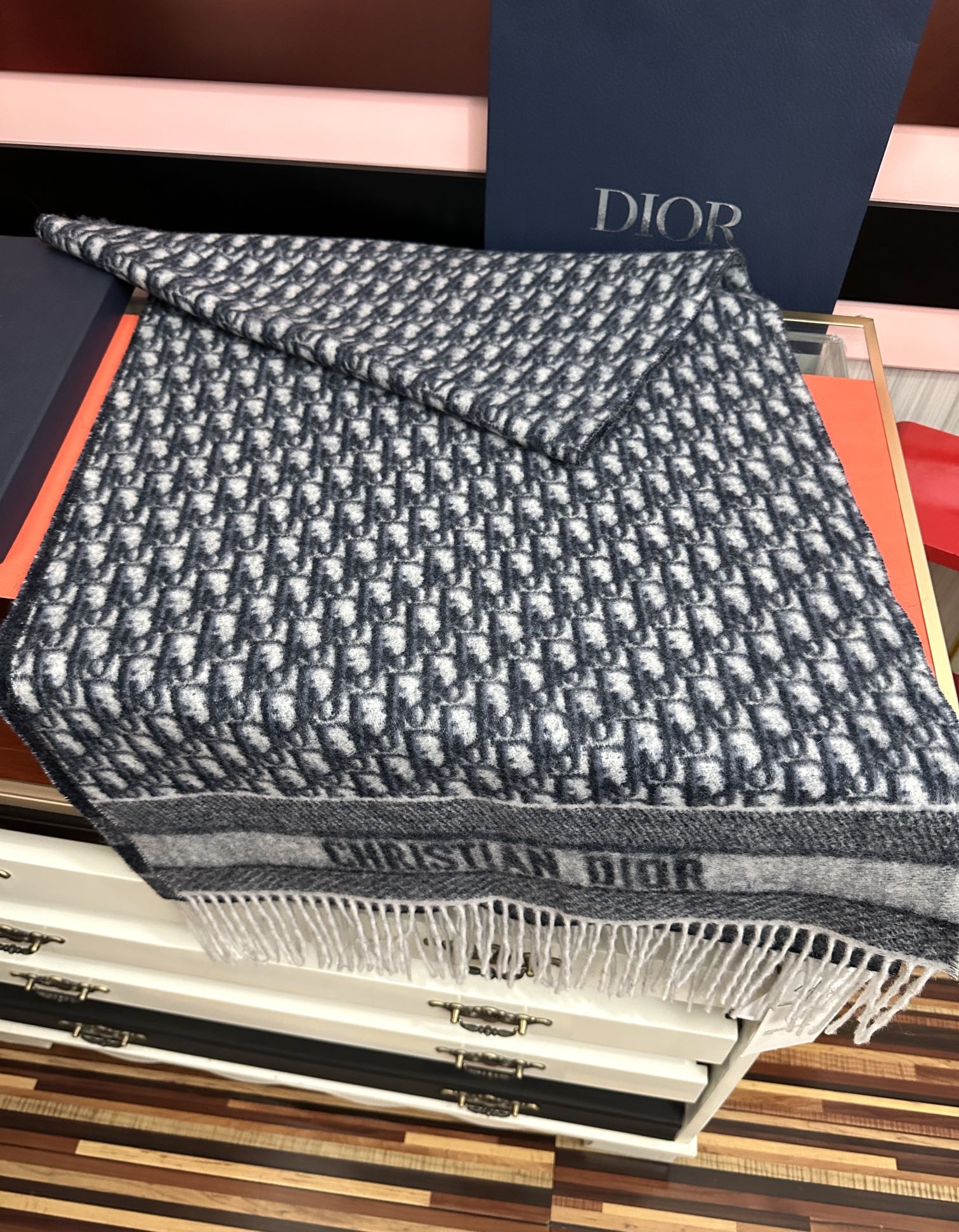 Dior 高版本 好质量（迪奥）最新款 · 这款 Oblique 印花围巾重新诠释 Dior 标识 彰显现代精神 采用海军蓝色山羊绒精心制作