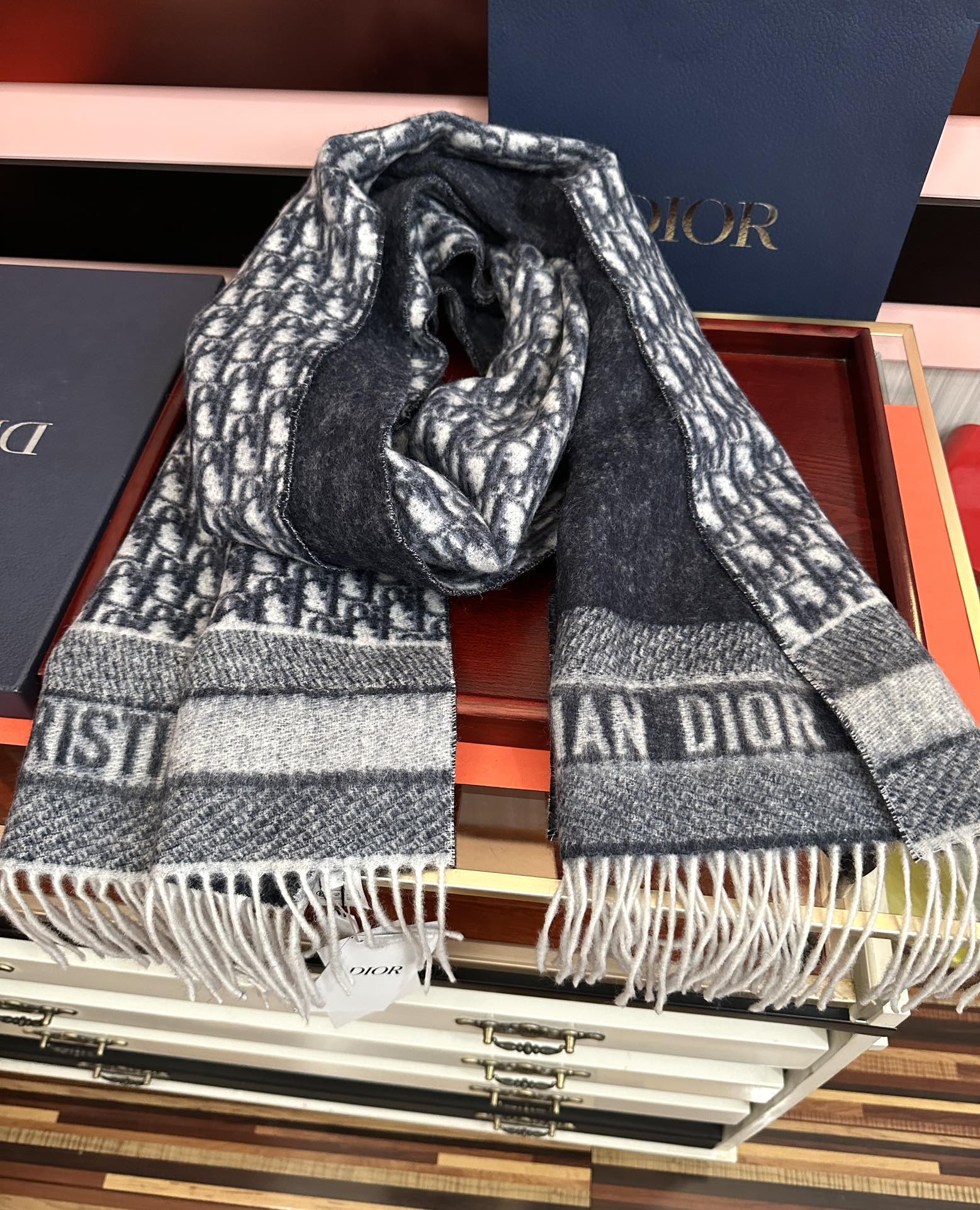 Dior 高版本 好质量（迪奥）最新款 · 这款 Oblique 印花围巾重新诠释 Dior 标识 彰显现代精神 采用海军蓝色山羊绒精心制作