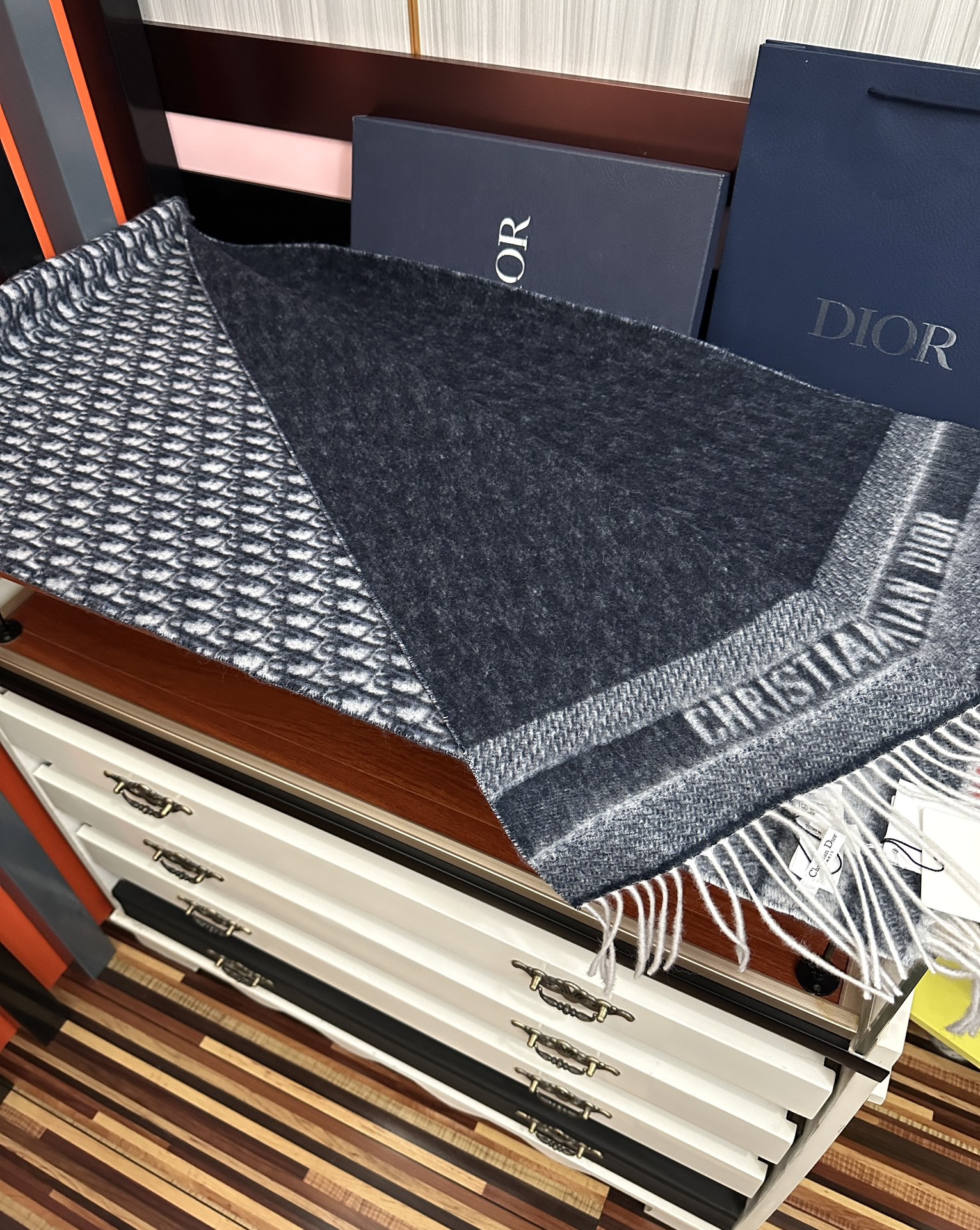 Dior 高版本 好质量（迪奥）最新款 · 这款 Oblique 印花围巾重新诠释 Dior 标识 彰显现代精神 采用海军蓝色山羊绒精心制作