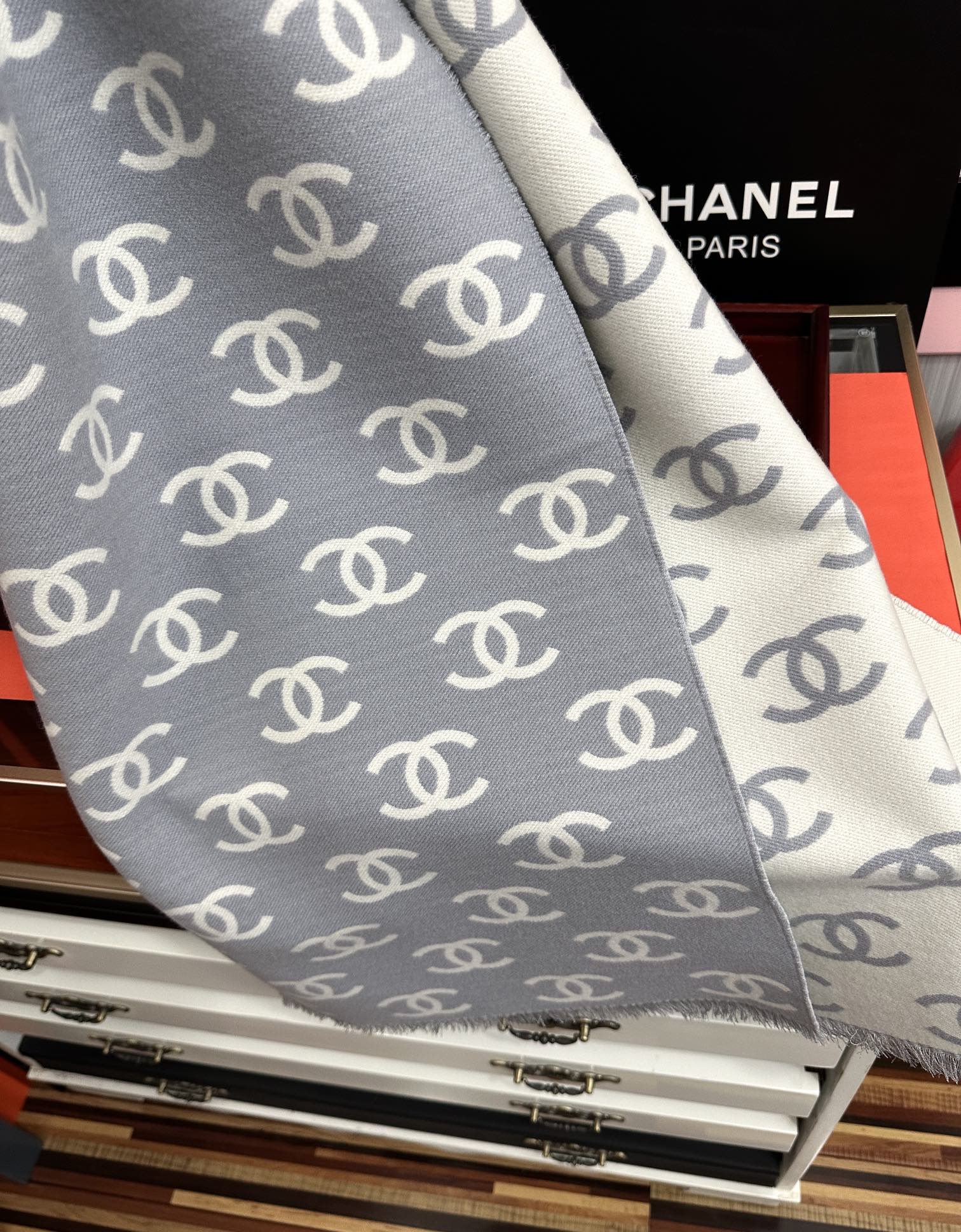 Chanel 高品质 好质量 香奈儿 新黑色系色调真的无敌 了 不是俗气的漂白 就本色调