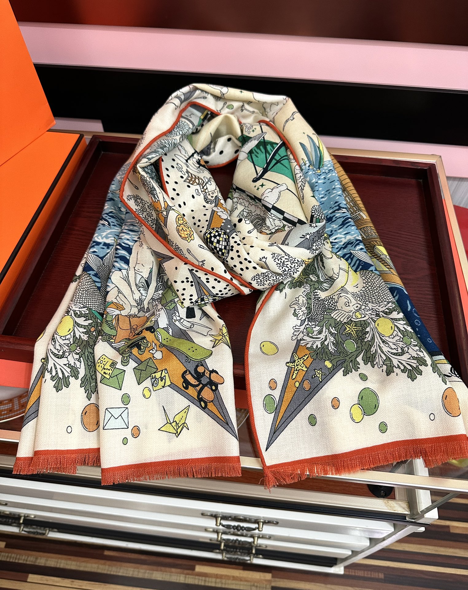 Hermès 新款爱马仕 2050双面同色【一帆风顺】太美了 下手一定要快 四季都可以用 真心美的让人非常非上身效果简直美翻了 品质非常完美 整个围巾给人气场的同时又非常 秀丽 绝对值得入手的新款 实物一拿到就会庆幸自己是女人的绝美好货 尺寸：65x185