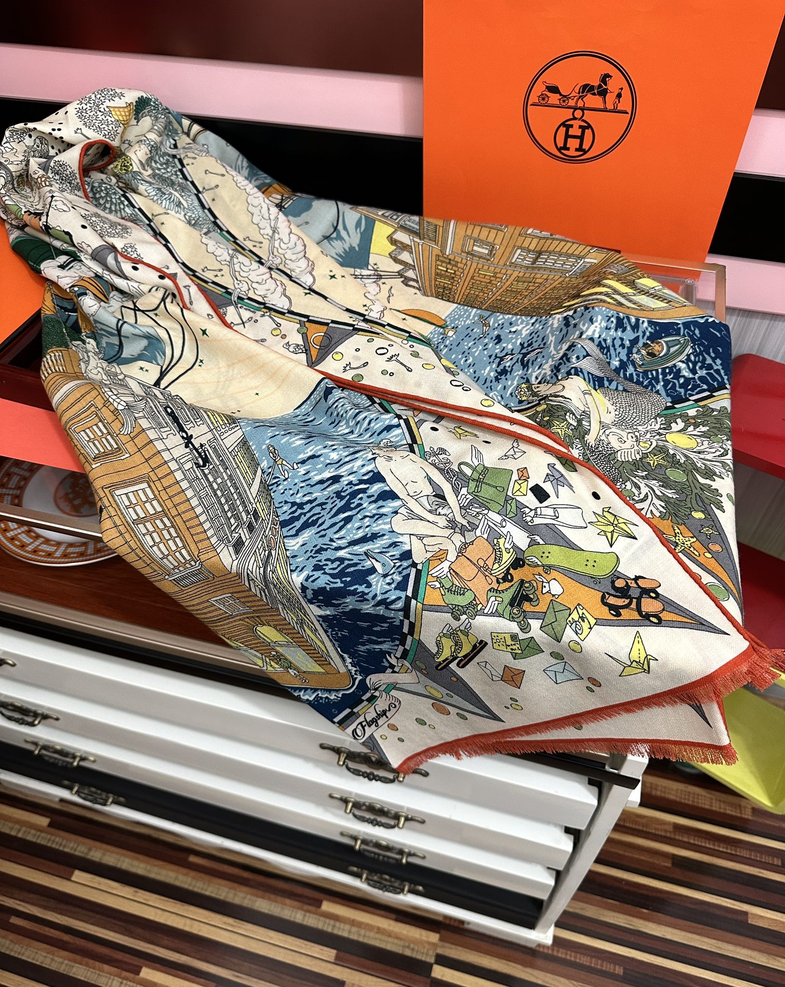 Hermès 新款爱马仕 2050双面同色【一帆风顺】太美了 下手一定要快 四季都可以用 真心美的让人非常非上身效果简直美翻了 品质非常完美 整个围巾给人气场的同时又非常 秀丽 绝对值得入手的新款 实物一拿到就会庆幸自己是女人的绝美好货 尺寸：65x185