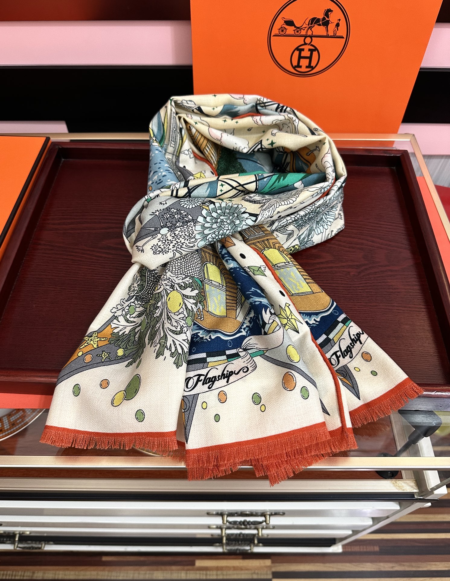 Hermès 新款爱马仕 2050双面同色【一帆风顺】太美了 下手一定要快 四季都可以用 真心美的让人非常非上身效果简直美翻了 品质非常完美 整个围巾给人气场的同时又非常 秀丽 绝对值得入手的新款 实物一拿到就会庆幸自己是女人的绝美好货 尺寸：65x185