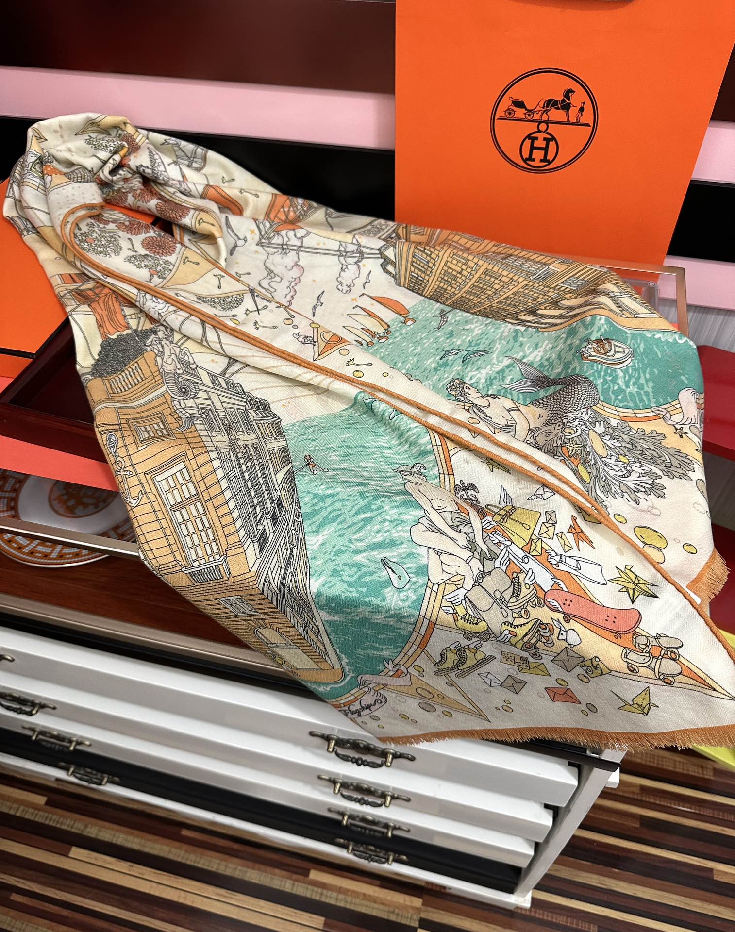 Hermès 新款爱马仕 2050双面同色【一帆风顺】太美了 下手一定要快 四季都可以用 真心美的让人非常非上身效果简直美翻了 品质非常完美 整个围巾给人气场的同时又非常 秀丽 绝对值得入手的新款 实物一拿到就会庆幸自己是女人的绝美好货 尺寸：65x185