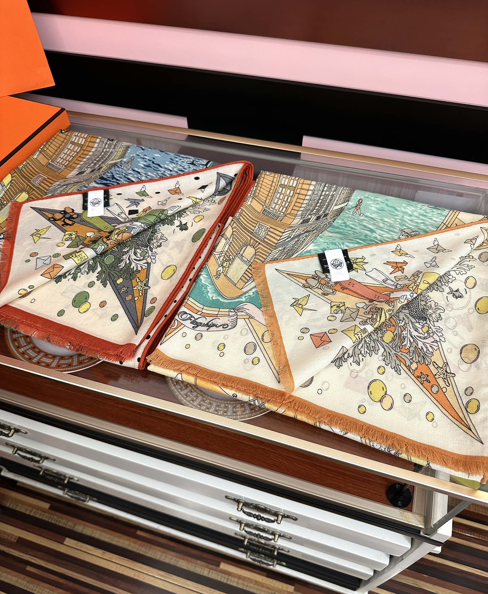 Hermès 新款爱马仕 2050双面同色【一帆风顺】太美了 下手一定要快 四季都可以用 真心美的让人非常非上身效果简直美翻了 品质非常完美 整个围巾给人气场的同时又非常 秀丽 绝对值得入手的新款 实物一拿到就会庆幸自己是女人的绝美好货 尺寸：65x185