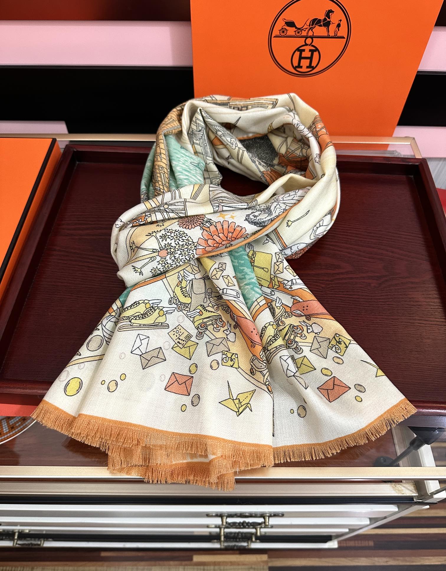 Hermès 新款爱马仕 2050双面同色【一帆风顺】太美了 下手一定要快 四季都可以用 真心美的让人非常非上身效果简直美翻了 品质非常完美 整个围巾给人气场的同时又非常 秀丽 绝对值得入手的新款 实物一拿到就会庆幸自己是女人的绝美好货 尺寸：65x185