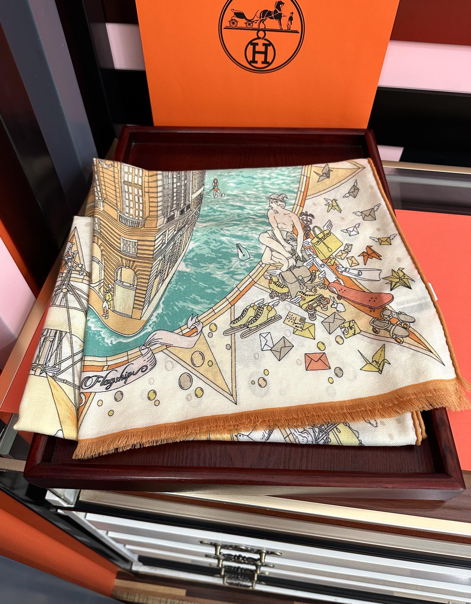 Hermès 新款爱马仕 2050双面同色【一帆风顺】太美了 下手一定要快 四季都可以用 真心美的让人非常非上身效果简直美翻了 品质非常完美 整个围巾给人气场的同时又非常 秀丽 绝对值得入手的新款 实物一拿到就会庆幸自己是女人的绝美好货 尺寸：65x185