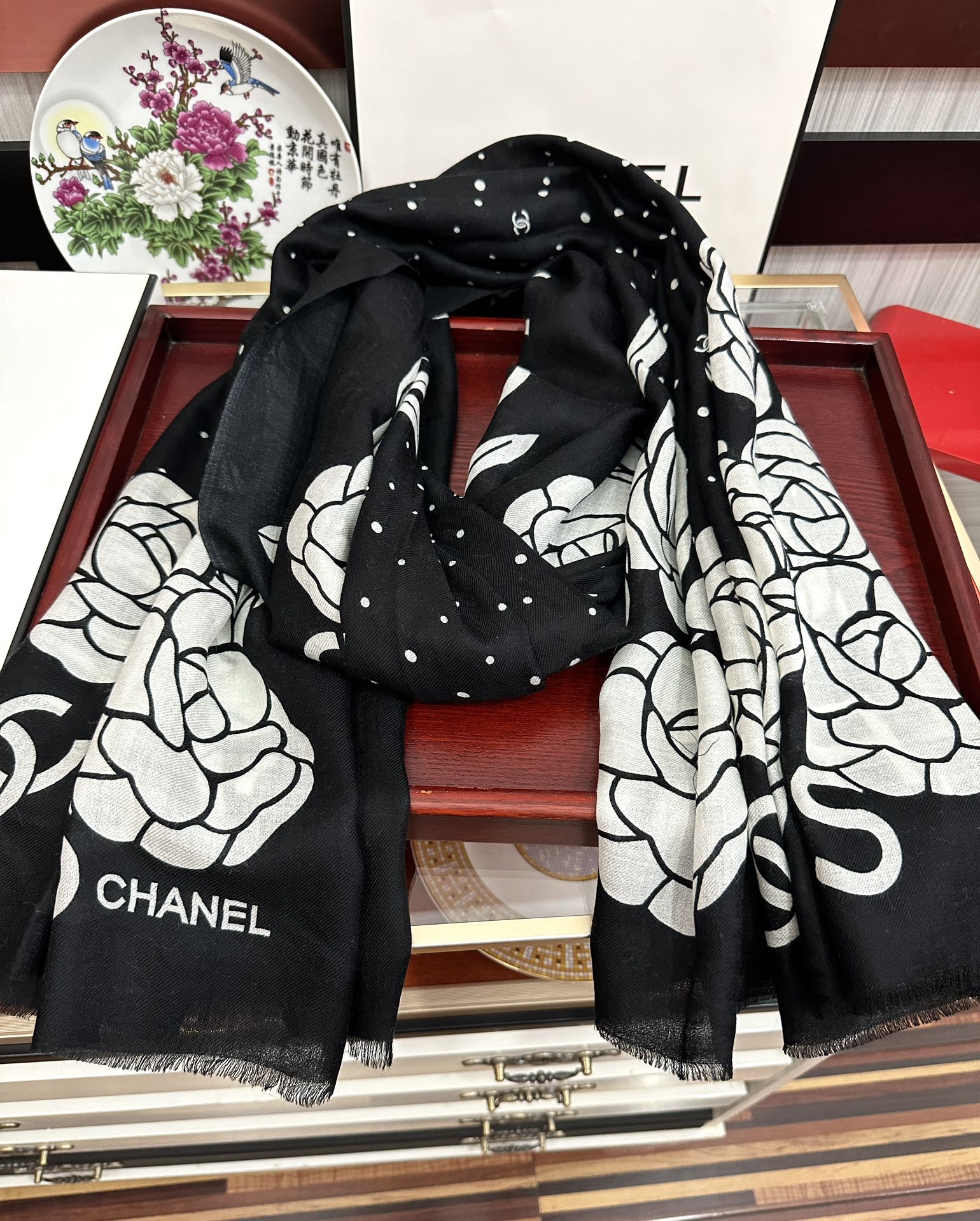 Chanel 小香 2025最新款 【山茶花字母印花】 实物真心美 细节都可见 高端 VI 绝对值得入手 尺寸：100x200cm
