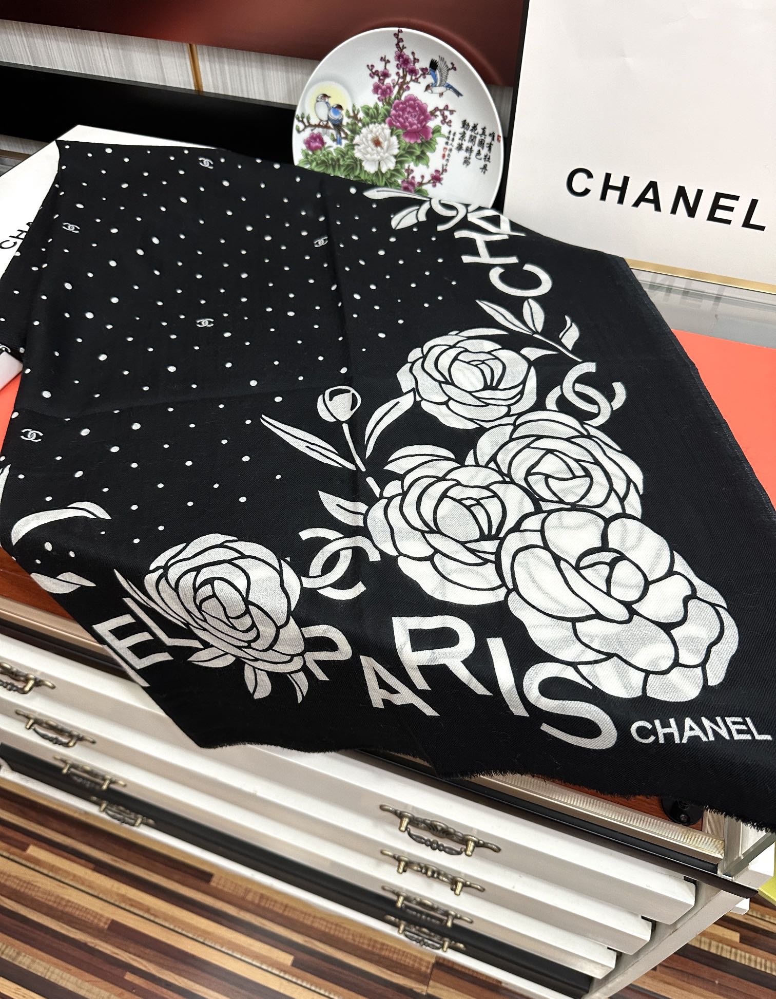Chanel 小香 2025最新款 【山茶花字母印花】 实物真心美 细节都可见 高端 VI 绝对值得入手 尺寸：100x200cm