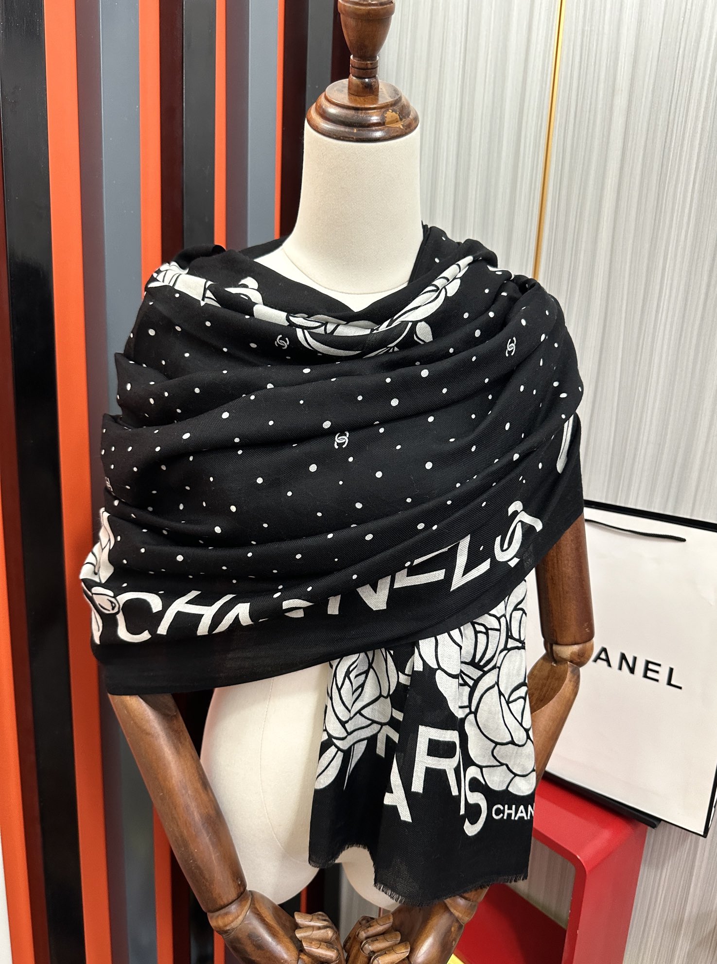 Chanel 小香 2025最新款 【山茶花字母印花】 实物真心美 细节都可见 高端 VI 绝对值得入手 尺寸：100x200cm