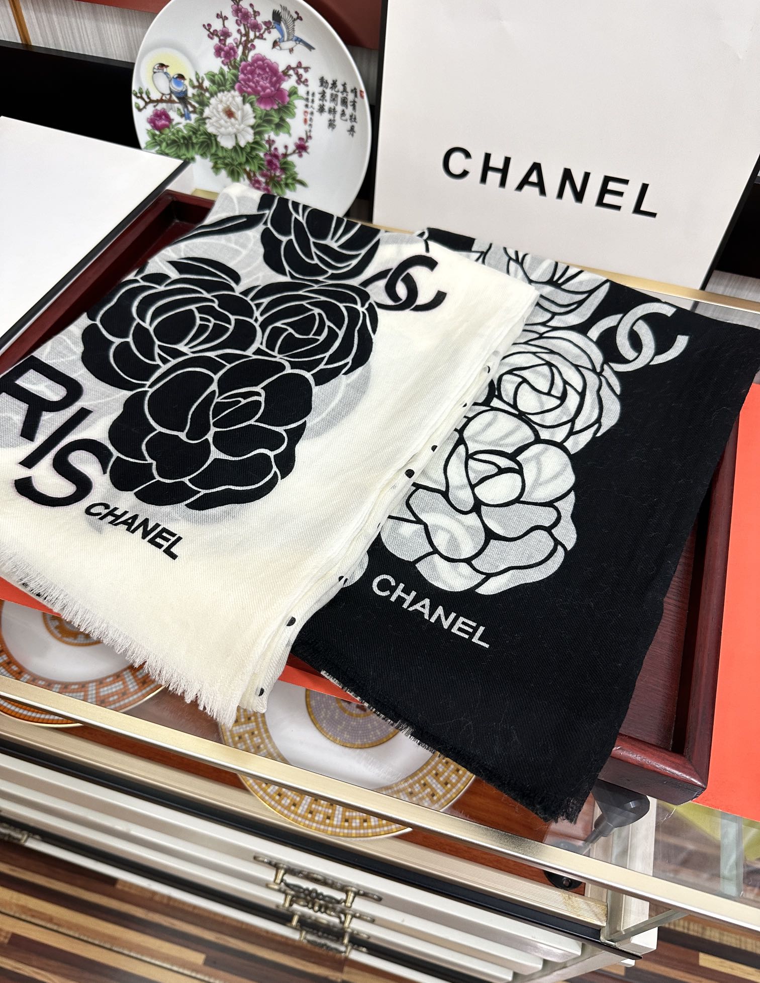 Chanel 小香 2025最新款 【山茶花字母印花】 实物真心美 细节都可见 高端 VI 绝对值得入手 尺寸：100x200cm