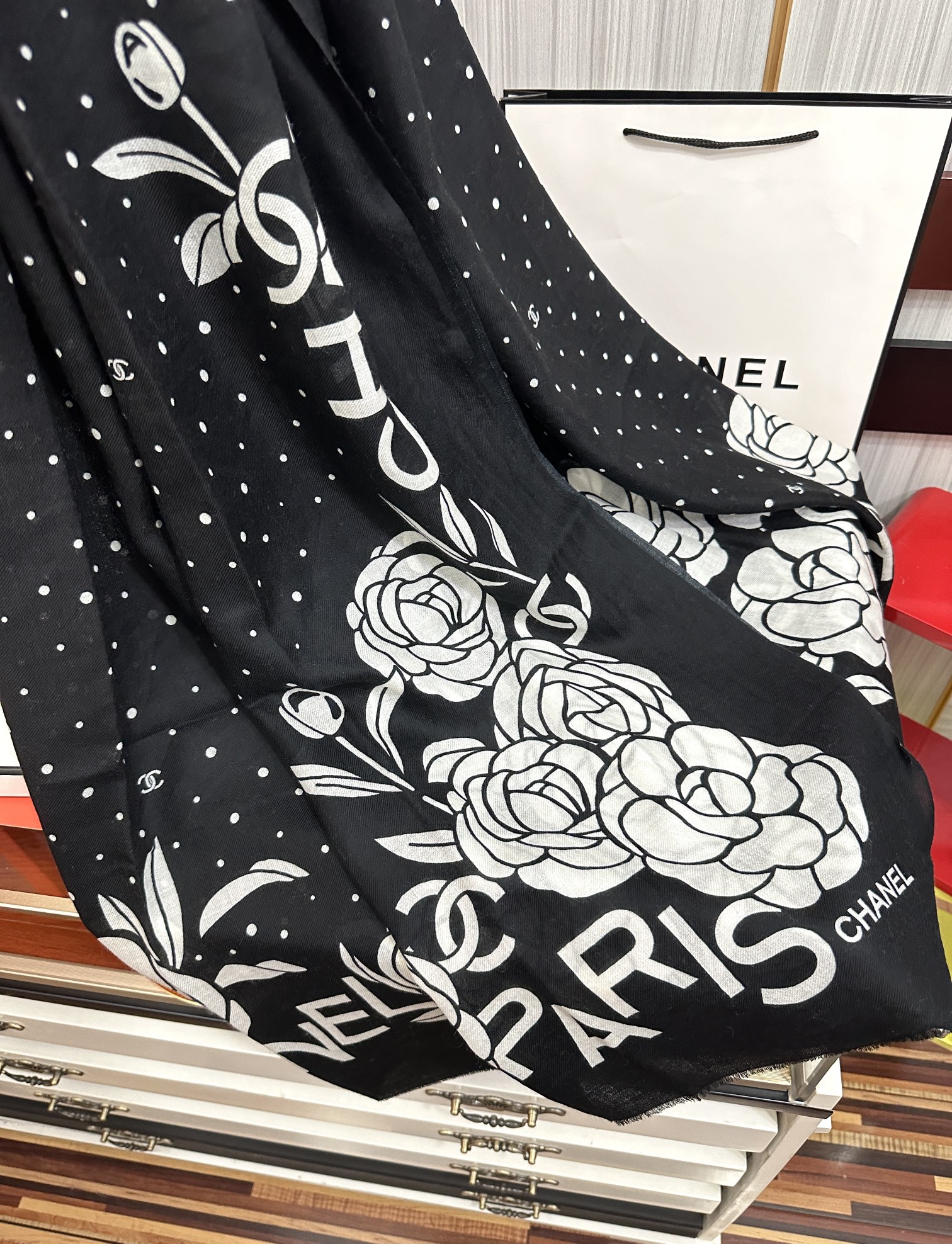 Chanel 小香 2025最新款 【山茶花字母印花】 实物真心美 细节都可见 高端 VI 绝对值得入手 尺寸：100x200cm