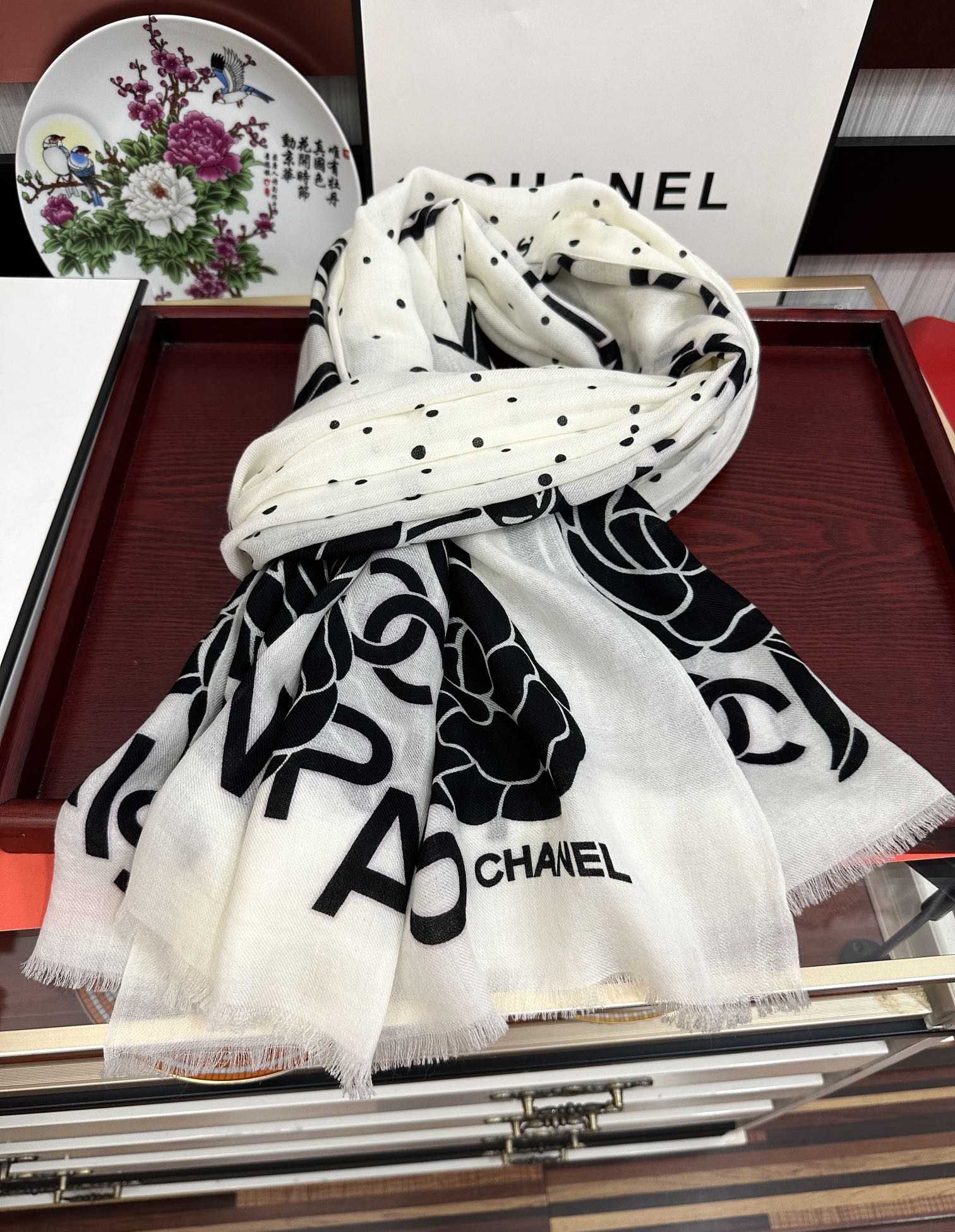 Chanel 小香 2025最新款 【山茶花字母印花】 实物真心美 细节都可见 高端 VI 绝对值得入手 尺寸：100x200cm