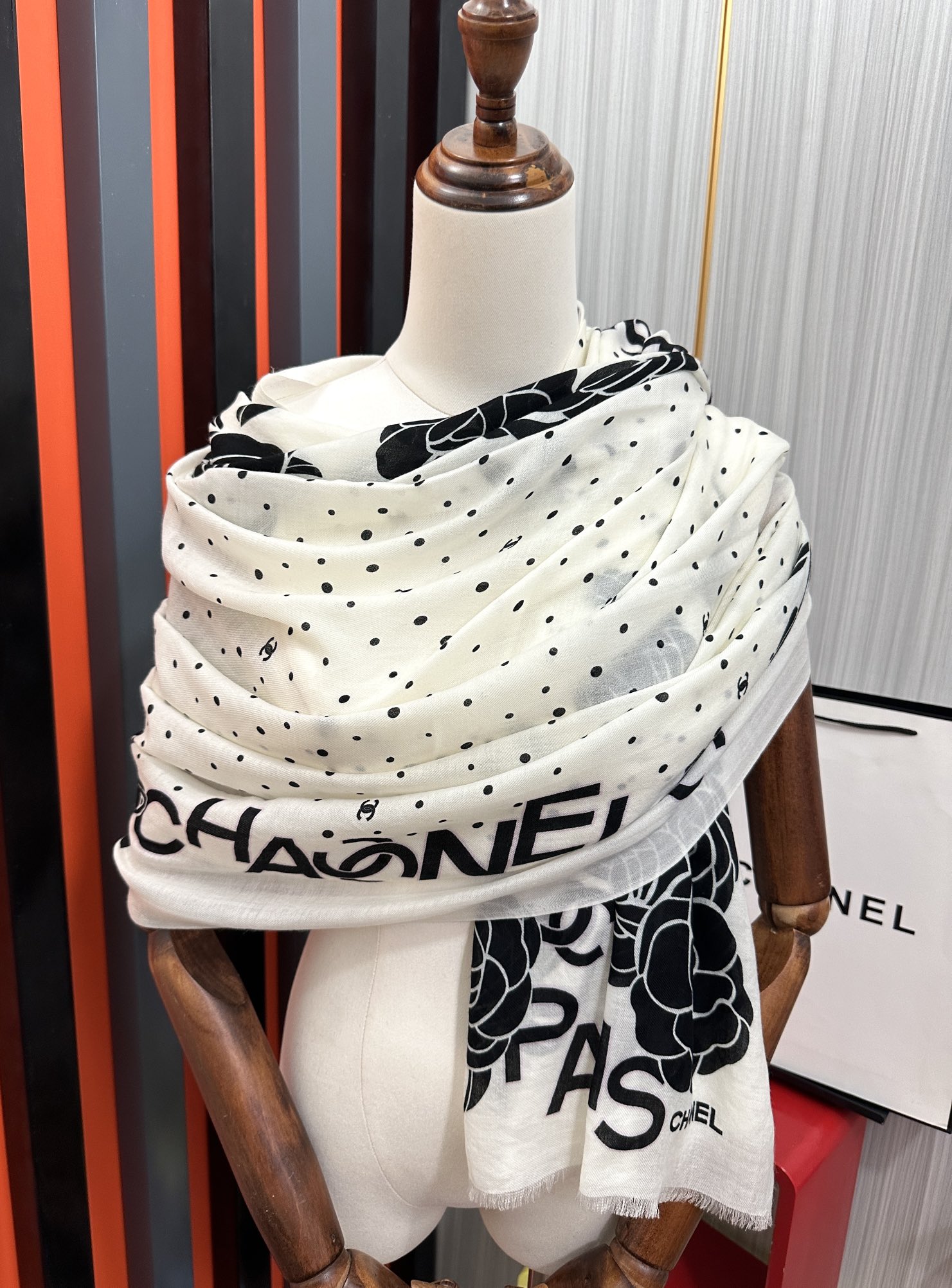 Chanel 小香 2025最新款 【山茶花字母印花】 实物真心美 细节都可见 高端 VI 绝对值得入手 尺寸：100x200cm