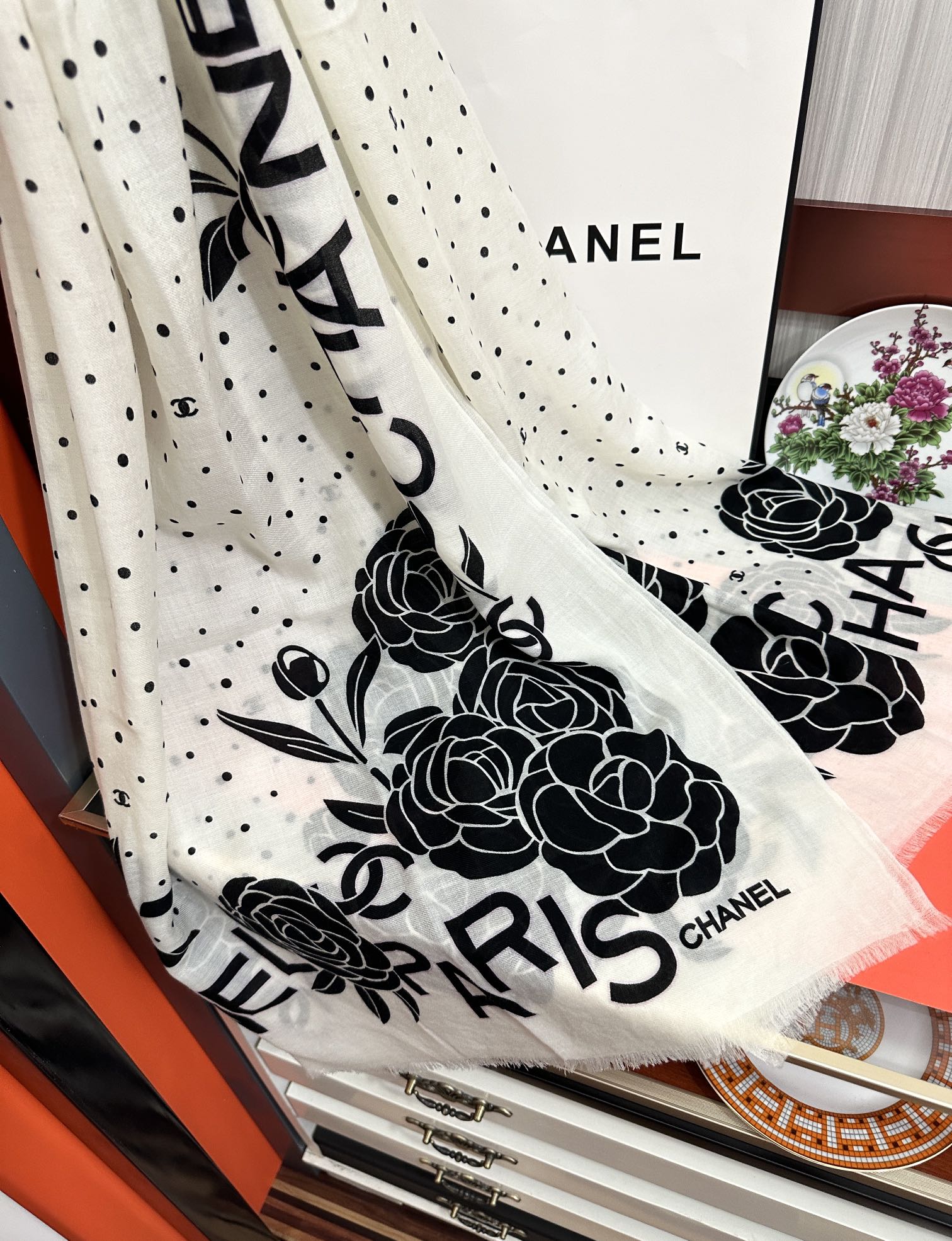 Chanel 小香 2025最新款 【山茶花字母印花】 实物真心美 细节都可见 高端 VI 绝对值得入手 尺寸：100x200cm