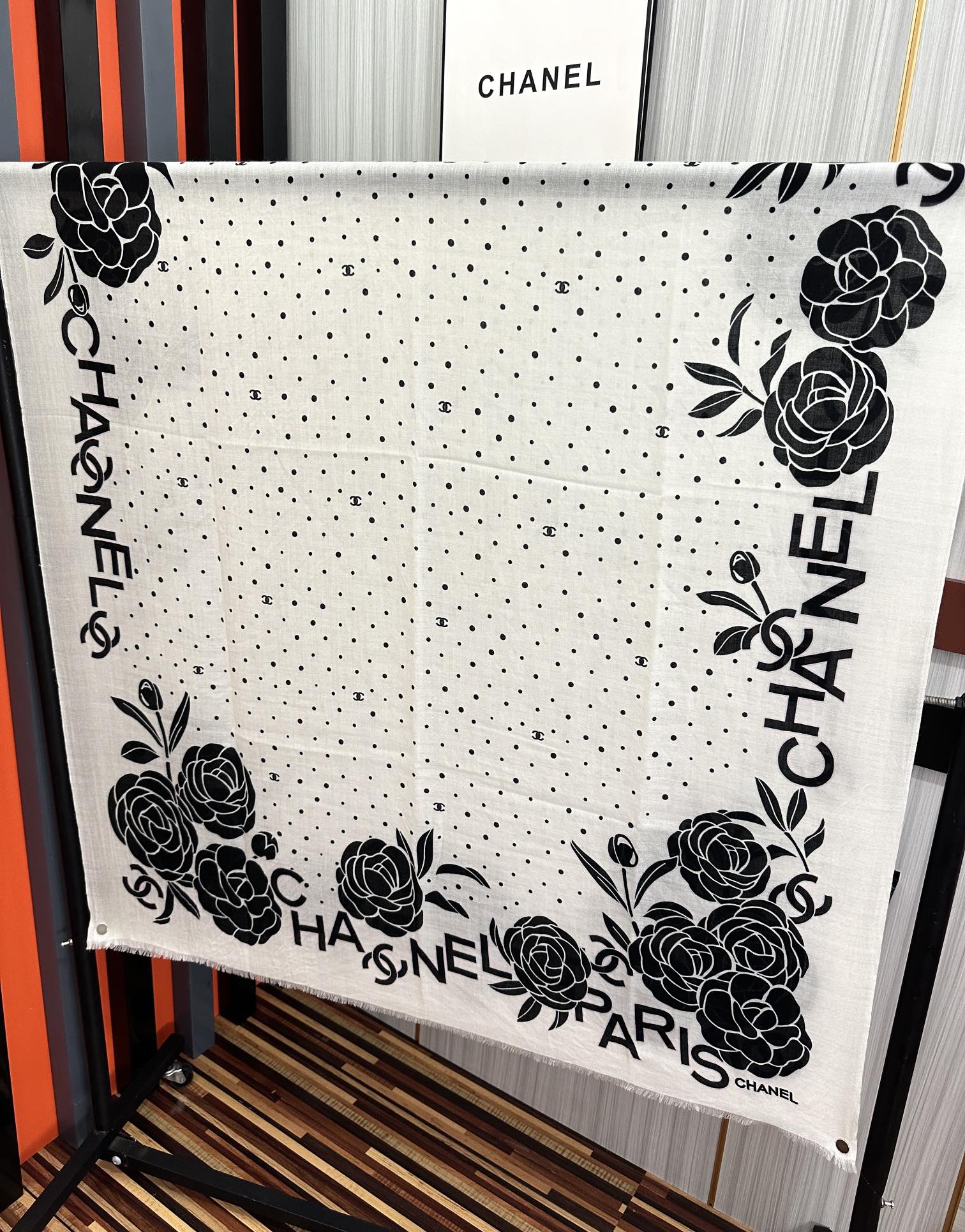 Chanel 小香 2025最新款 【山茶花字母印花】 实物真心美 细节都可见 高端 VI 绝对值得入手 尺寸：100x200cm