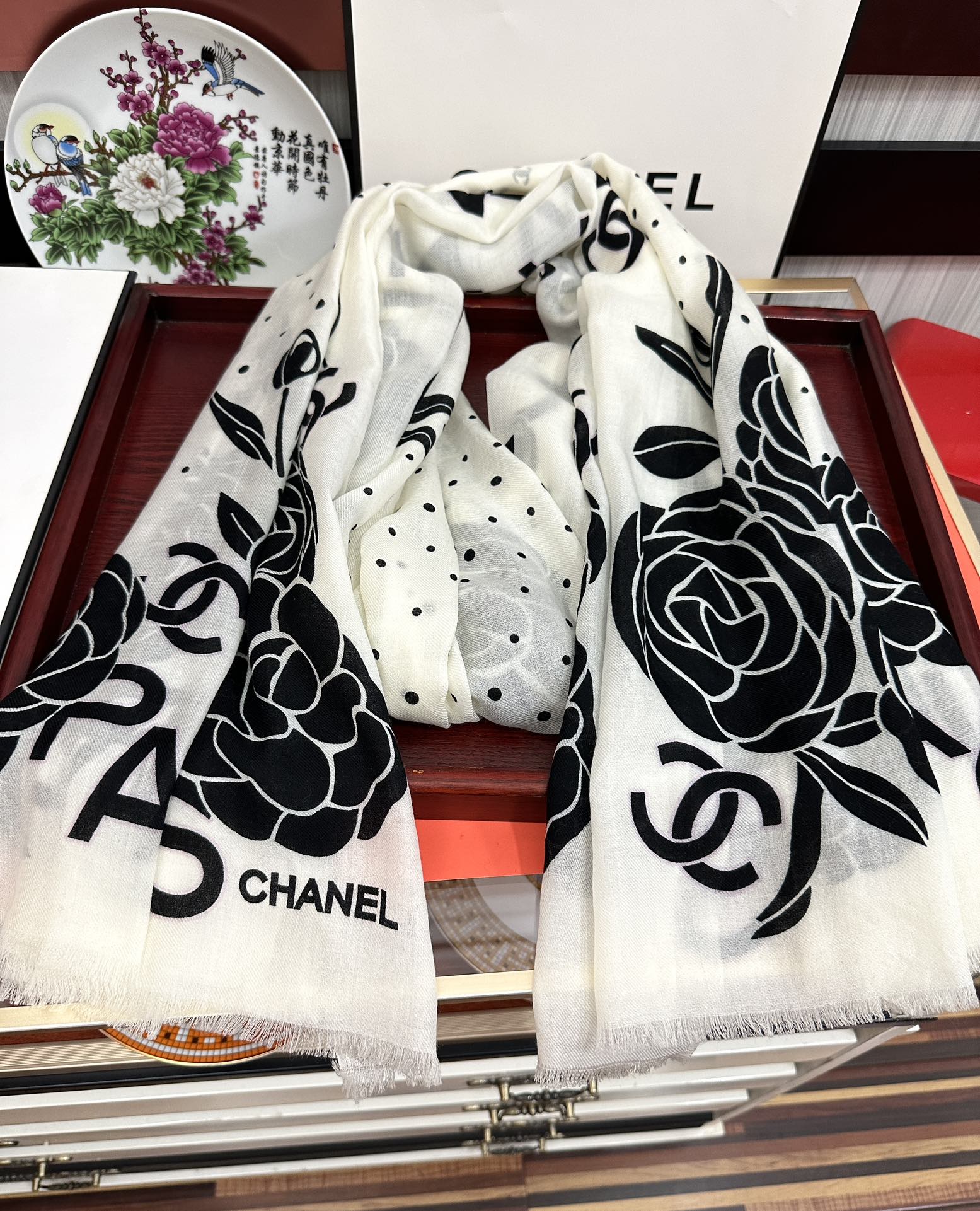 Chanel 小香 2025最新款 【山茶花字母印花】 实物真心美 细节都可见 高端 VI 绝对值得入手 尺寸：100x200cm
