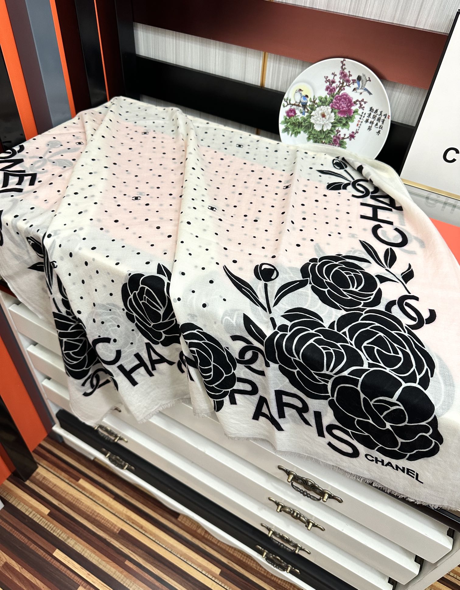 Chanel 小香 2025最新款 【山茶花字母印花】 实物真心美 细节都可见 高端 VI 绝对值得入手 尺寸：100x200cm