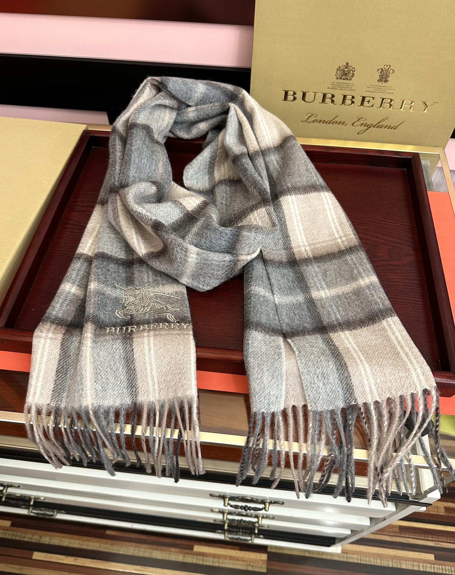 Burberry 125%山羊绒 水波纹 2025巴宝莉采用内蒙古 山羊绒 最新款男女通用 重磅推荐 的格子
