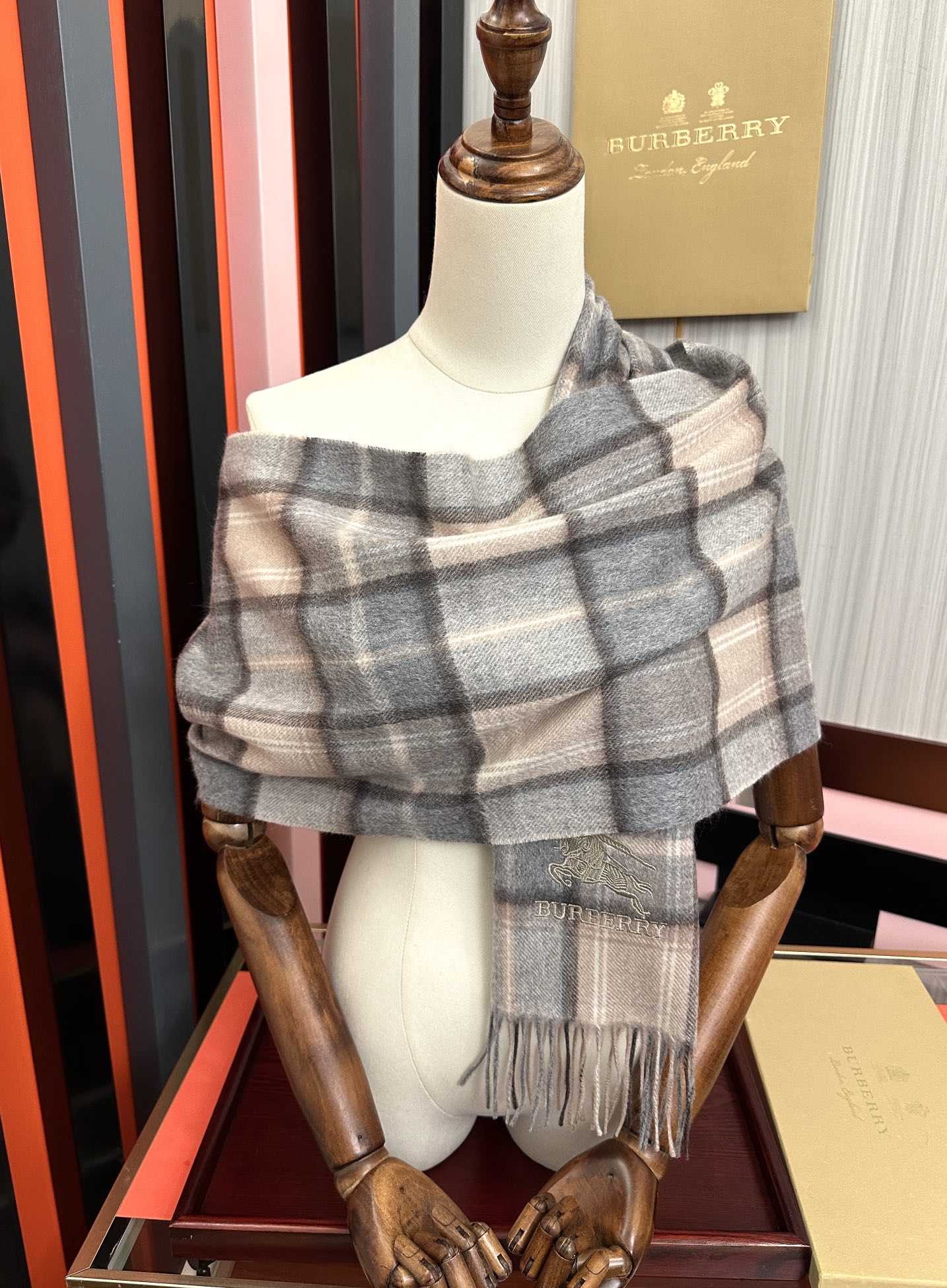 Burberry 125%山羊绒 水波纹 2025巴宝莉采用内蒙古 山羊绒 最新款男女通用 重磅推荐 的格子