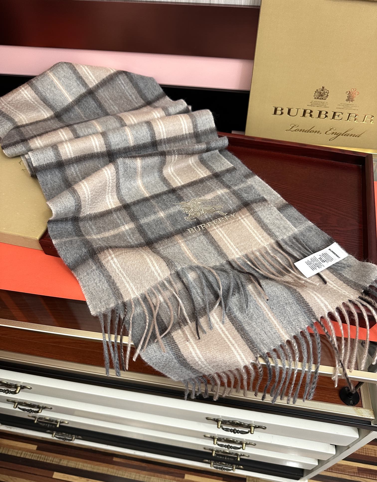 Burberry 125%山羊绒 水波纹 2025巴宝莉采用内蒙古 山羊绒 最新款男女通用 重磅推荐 的格子