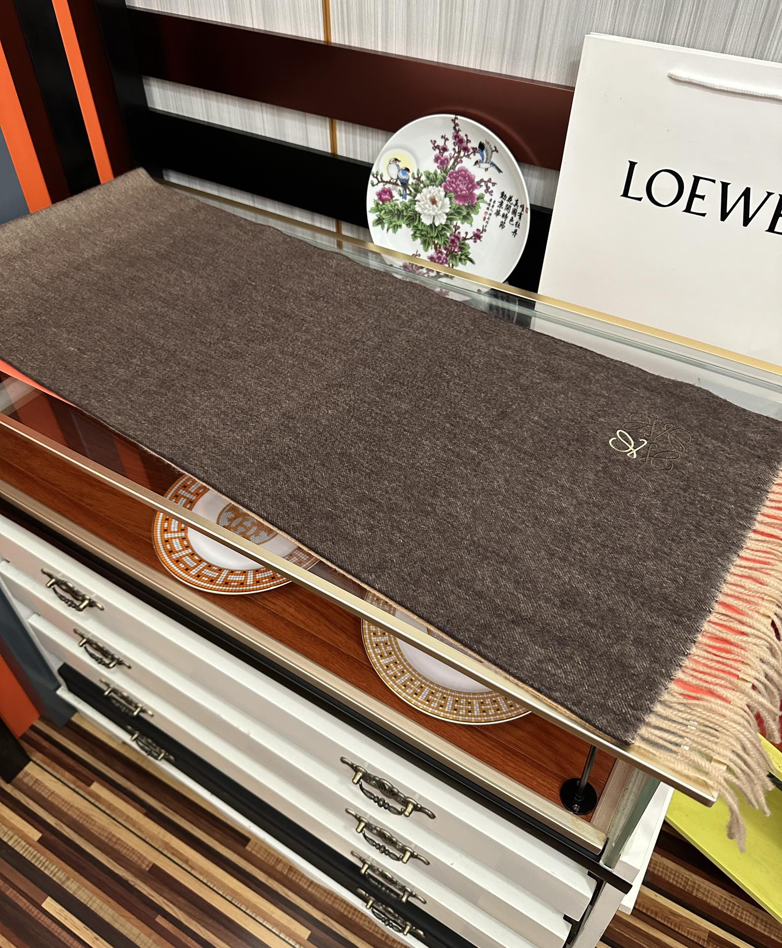Loewe 2050新品 太美了 罗意威 采用内蒙古山羊绒 渐变系列 最新款男女通用 重磅推荐 的格子