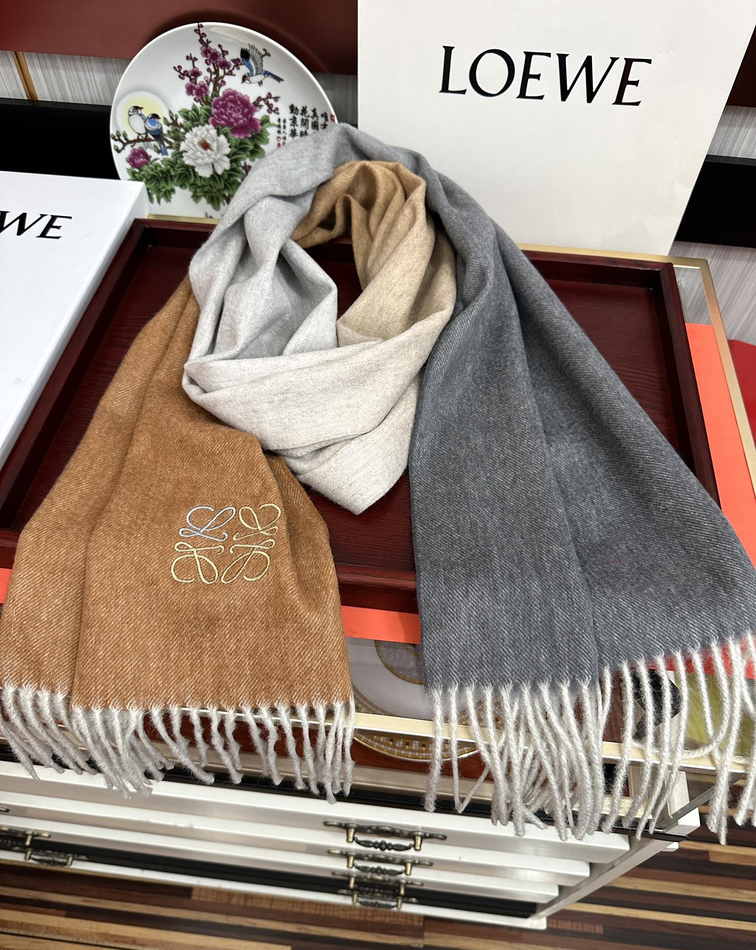 Loewe 2050新品 太美了 罗意威 采用内蒙古山羊绒 渐变系列 最新款男女通用 重磅推荐 的格子