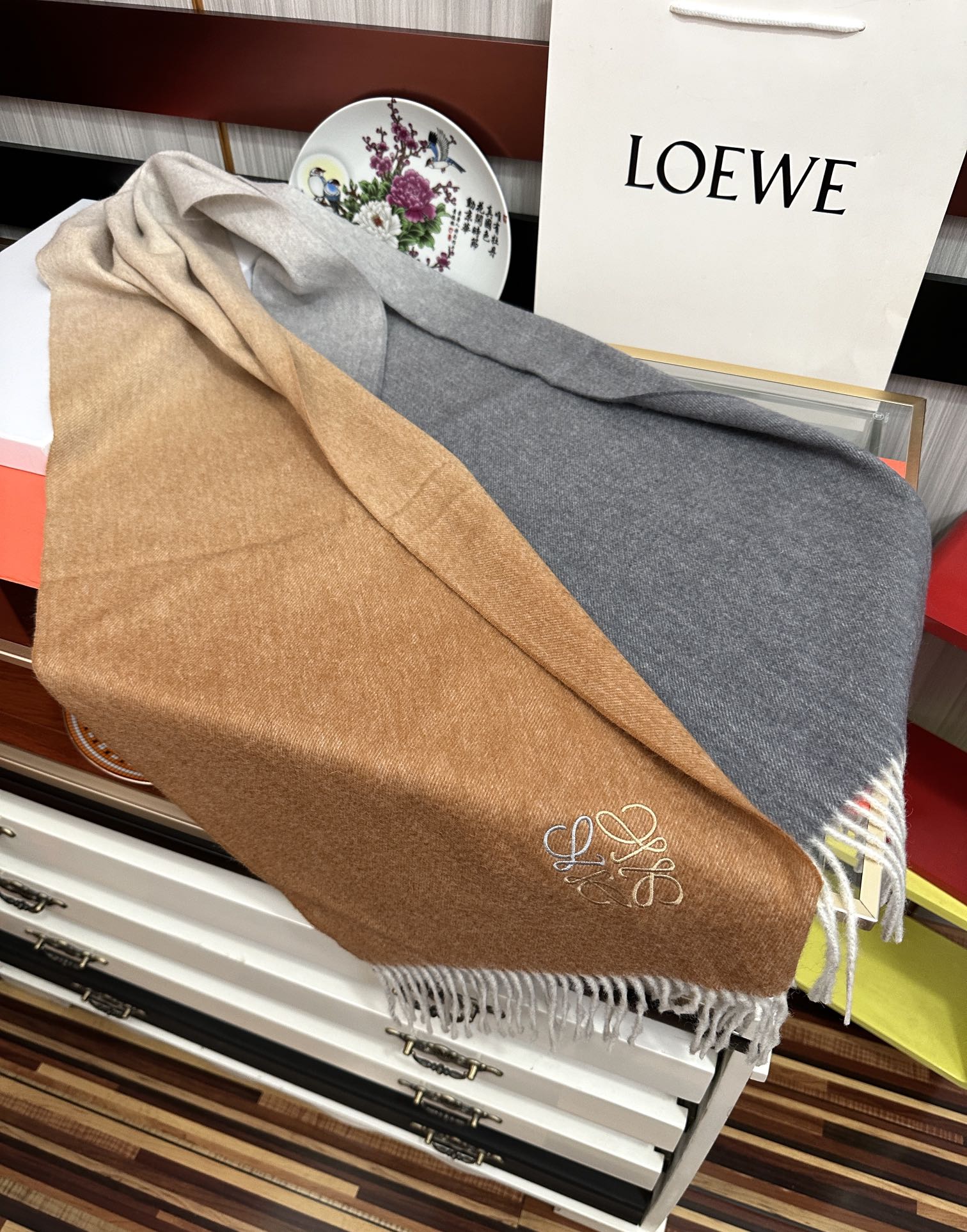 Loewe 2050新品 太美了 罗意威 采用内蒙古山羊绒 渐变系列 最新款男女通用 重磅推荐 的格子