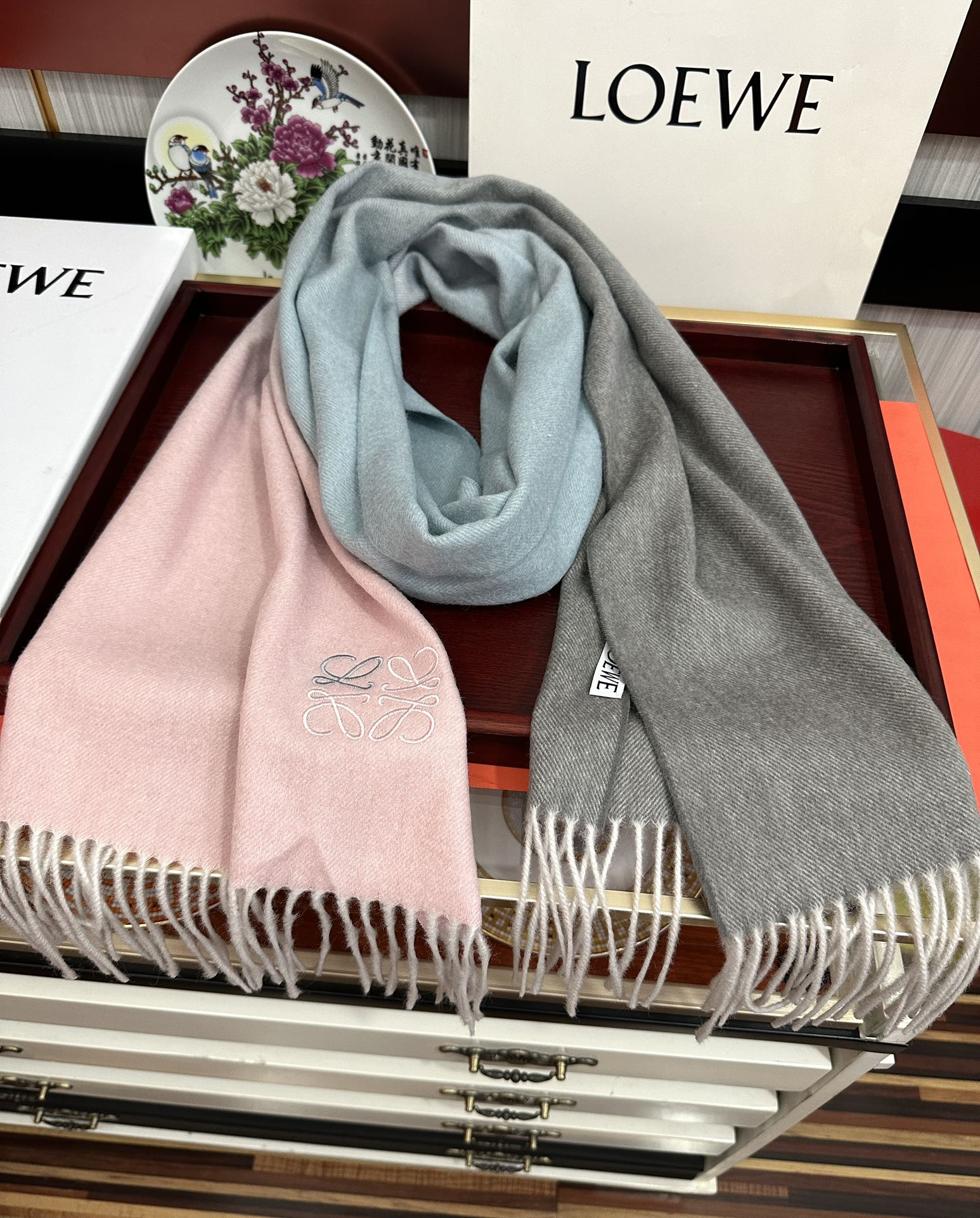 Loewe 2050新品 太美了 罗意威 采用内蒙古山羊绒 渐变系列 最新款男女通用 重磅推荐 的格子