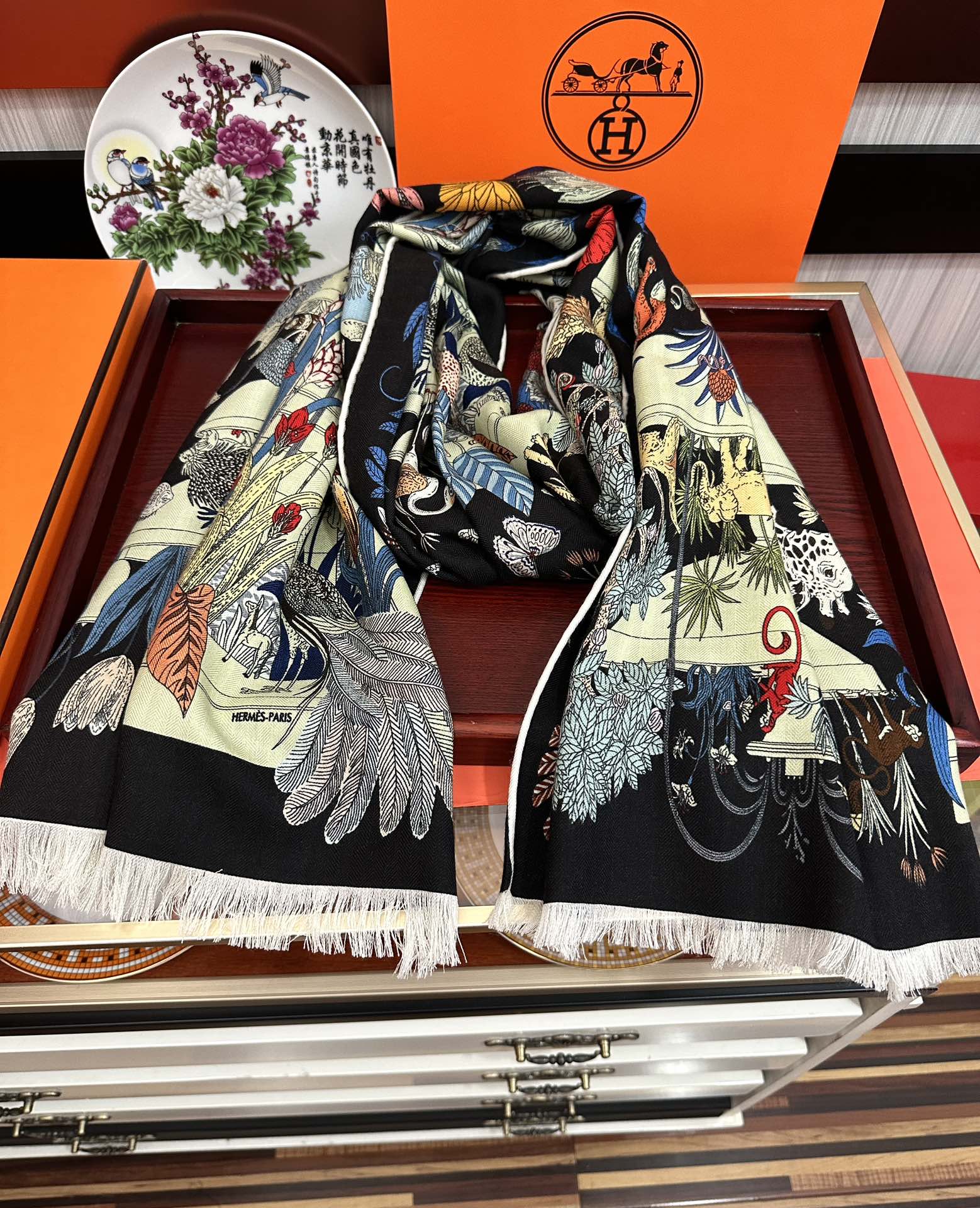 Hermès 新款 2025爱马士【双面同色印花】 下手一定要快 四季都可以用 真心美的让人非常非上身效果简直美翻了 品质非常完美 整个围巾给人气场的同时又非常 秀丽 绝对值得入手的新款 实物一拿到就会庆幸自己是女人的绝美好货 尺寸：65x185