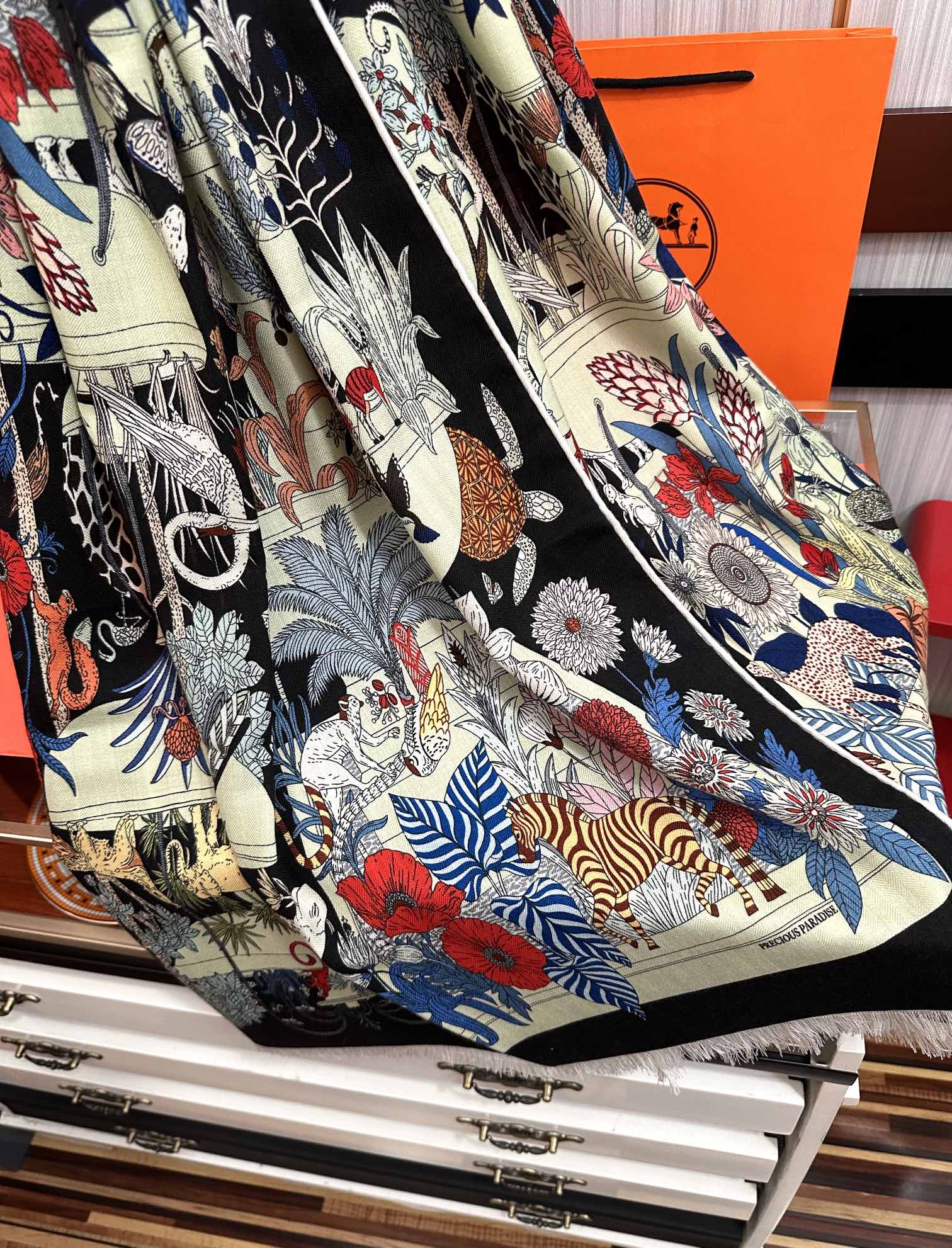 Hermès 新款 2025爱马士【双面同色印花】 下手一定要快 四季都可以用 真心美的让人非常非上身效果简直美翻了 品质非常完美 整个围巾给人气场的同时又非常 秀丽 绝对值得入手的新款 实物一拿到就会庆幸自己是女人的绝美好货 尺寸：65x185