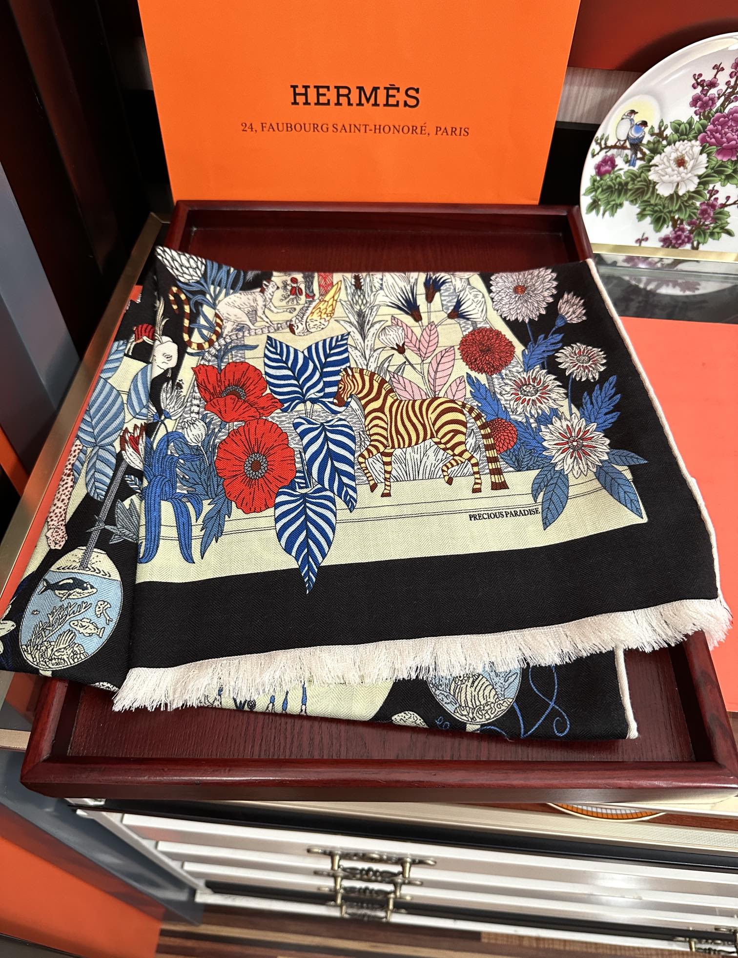 Hermès 新款 2025爱马士【双面同色印花】 下手一定要快 四季都可以用 真心美的让人非常非上身效果简直美翻了 品质非常完美 整个围巾给人气场的同时又非常 秀丽 绝对值得入手的新款 实物一拿到就会庆幸自己是女人的绝美好货 尺寸：65x185